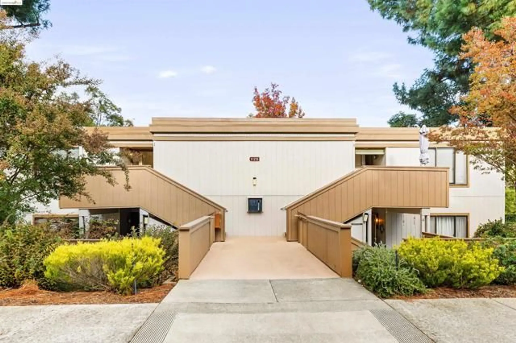 Property Slideshow image 1 of 47 | 1125 singingwood ct 1, Walnut Creek, CA, 94595