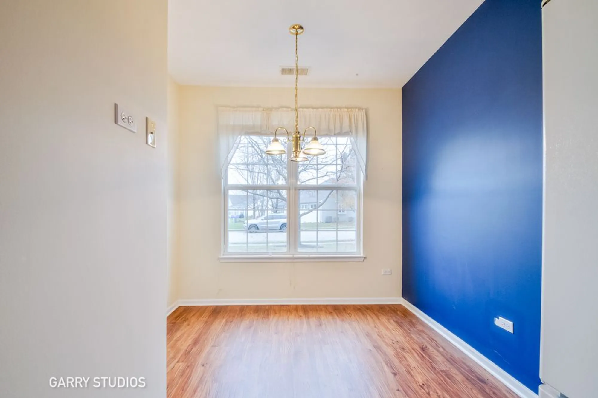 Property Slideshow image 6 of 27 | 13259 cedar crest ln, Huntley, IL, 60142