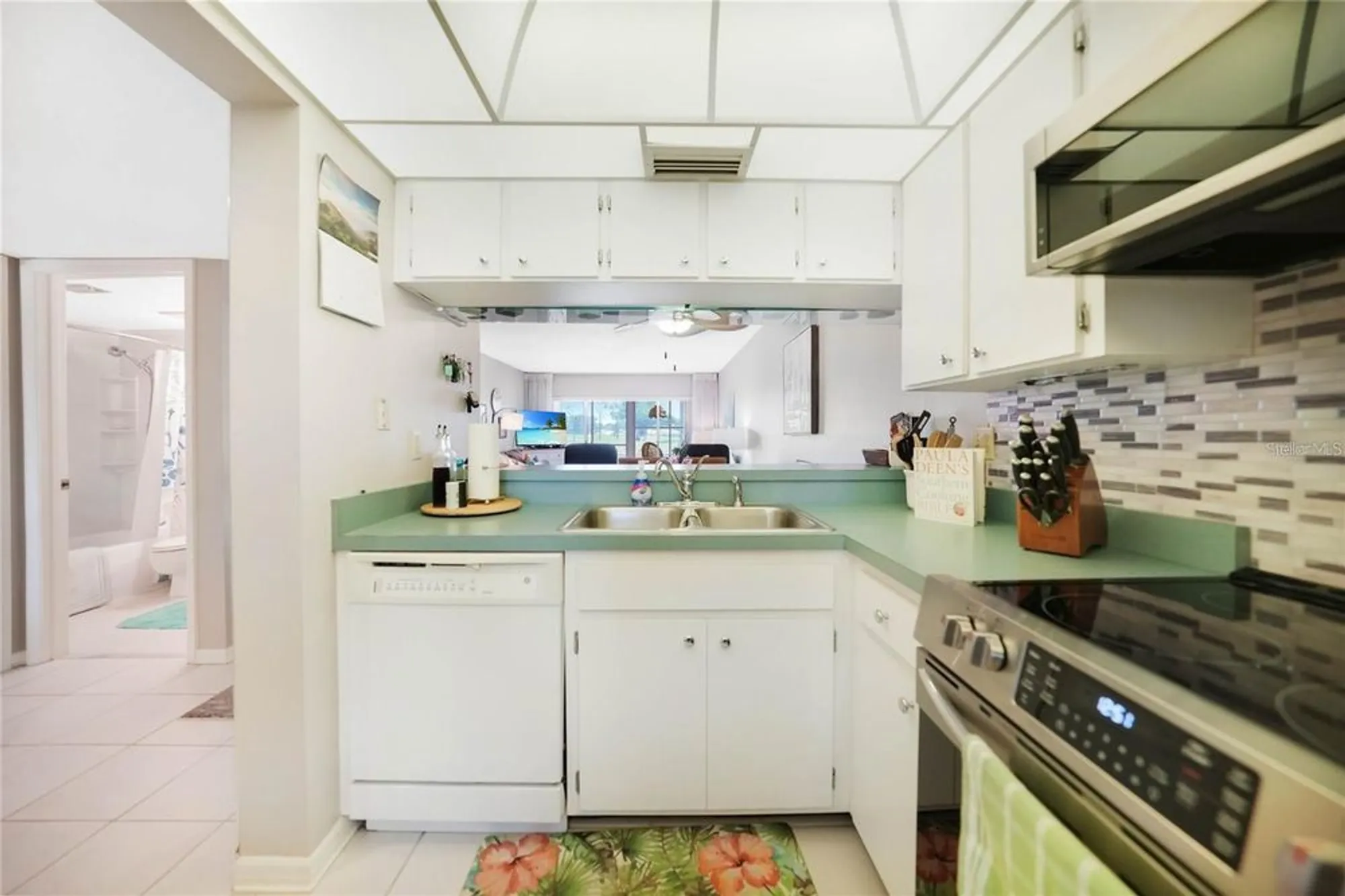 Property Slideshow image 14 of 40 | 404 cerromar cir 112, Venice, FL, 34293