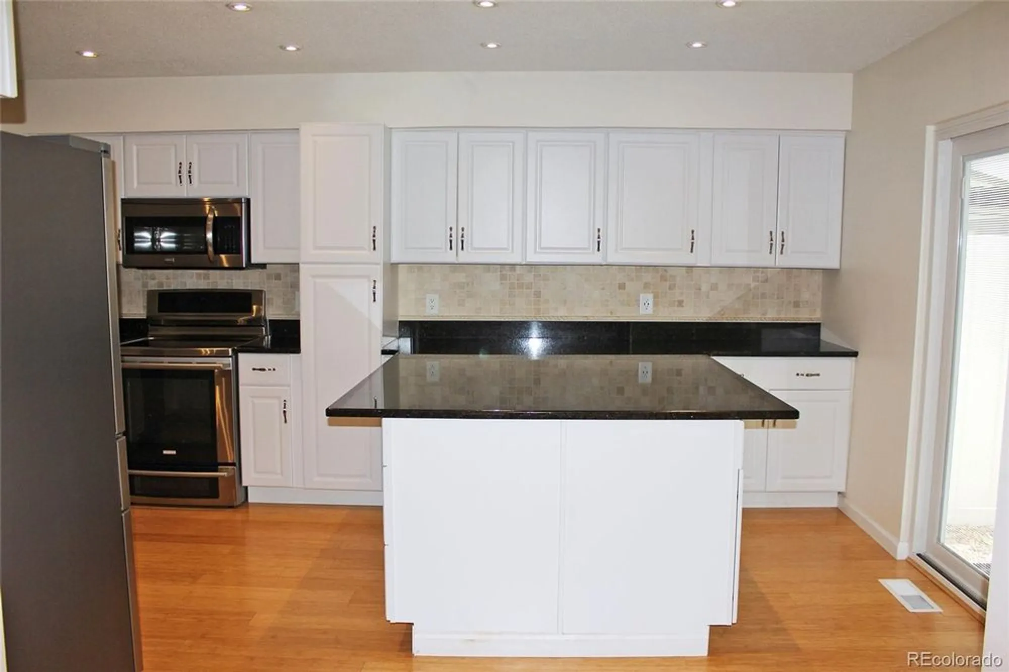 Property Slideshow image 10 of 35 | 2734 s heather gardens way, Aurora, CO, 80014