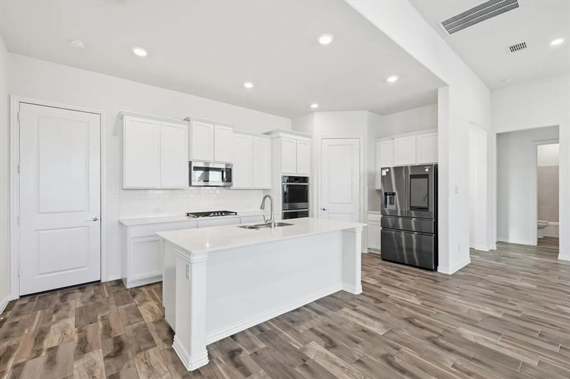 Property Slideshow image 13 of 40 | 4826 forest crest pkwy, Arlington, TX, 76005