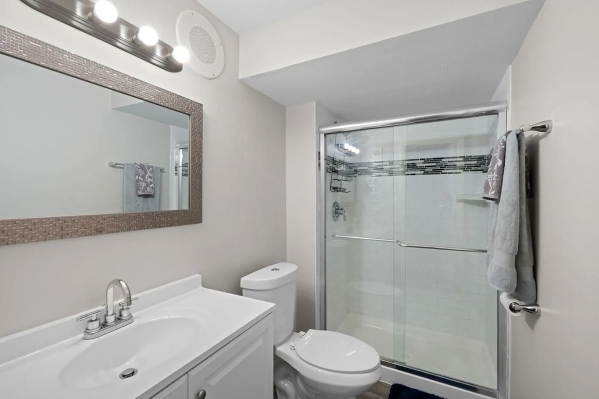 Property Slideshow image 13 of 31 | 429 valley view rd, Lake Barrington, IL, 60010