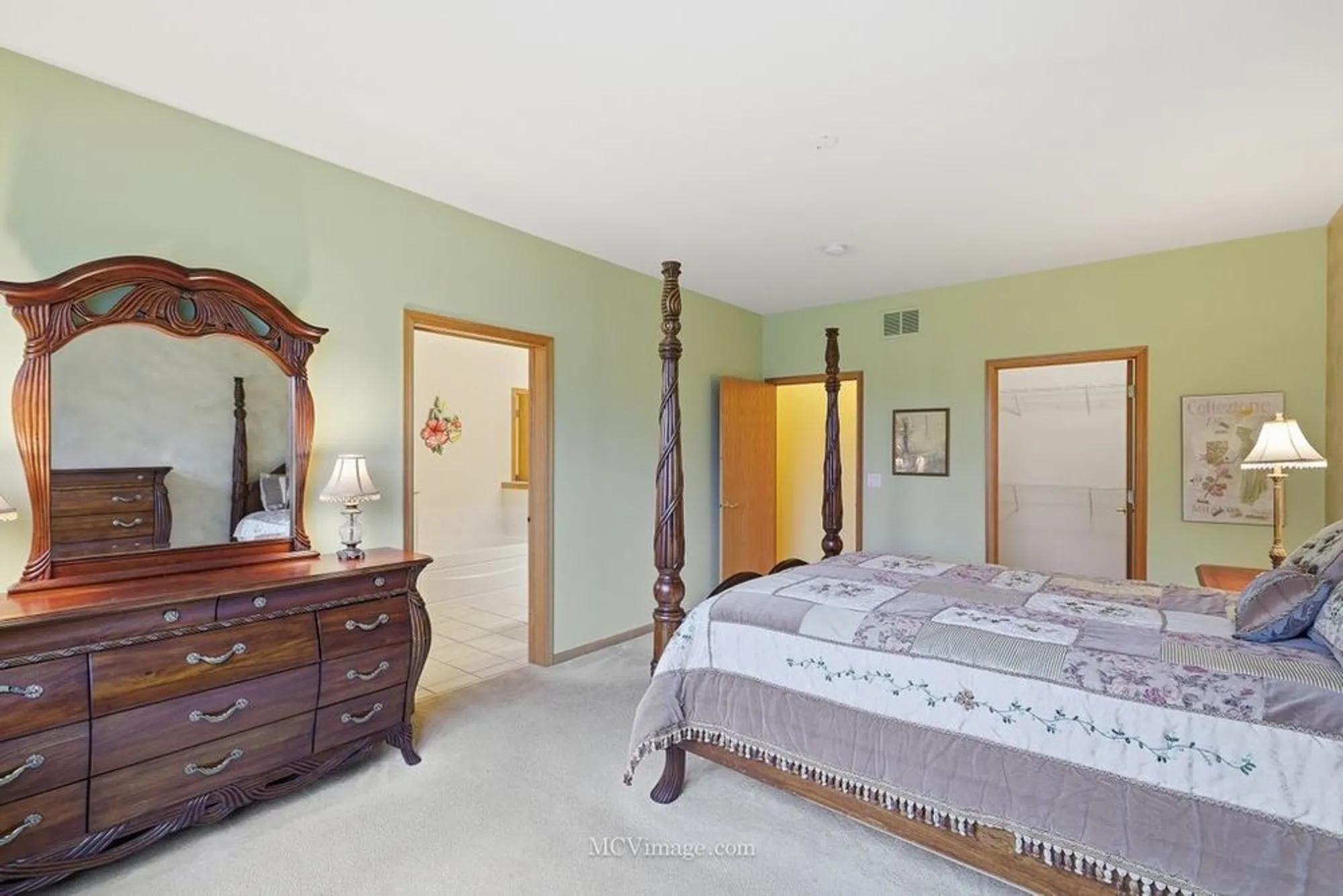 Property Slideshow image 18 of 34 | 21525 lake saint clair dr, Crest Hill, IL, 60403