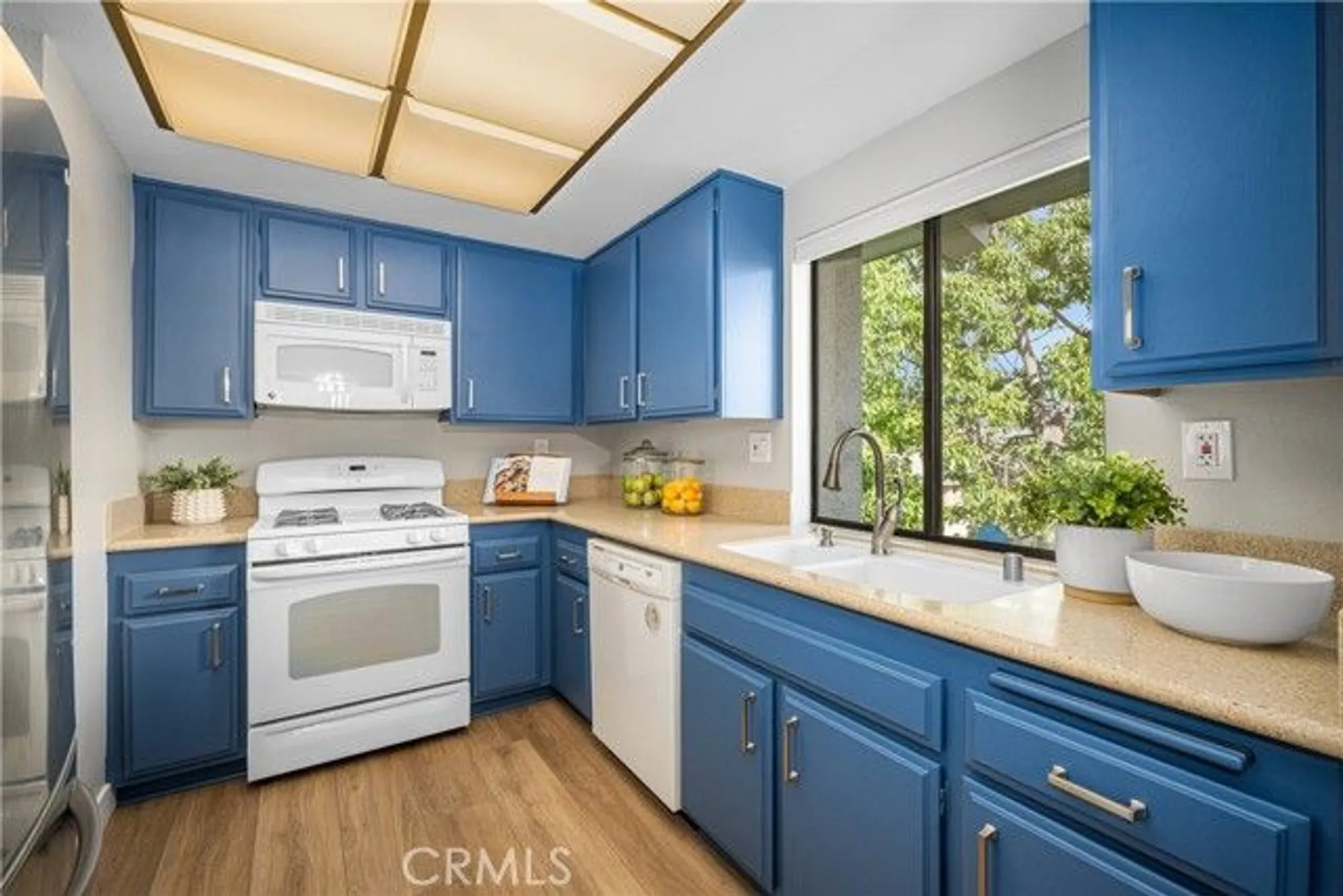 Property Slideshow image 9 of 32 | 8777 tulare dr unit 411h, Huntington Beach, CA, 92646
