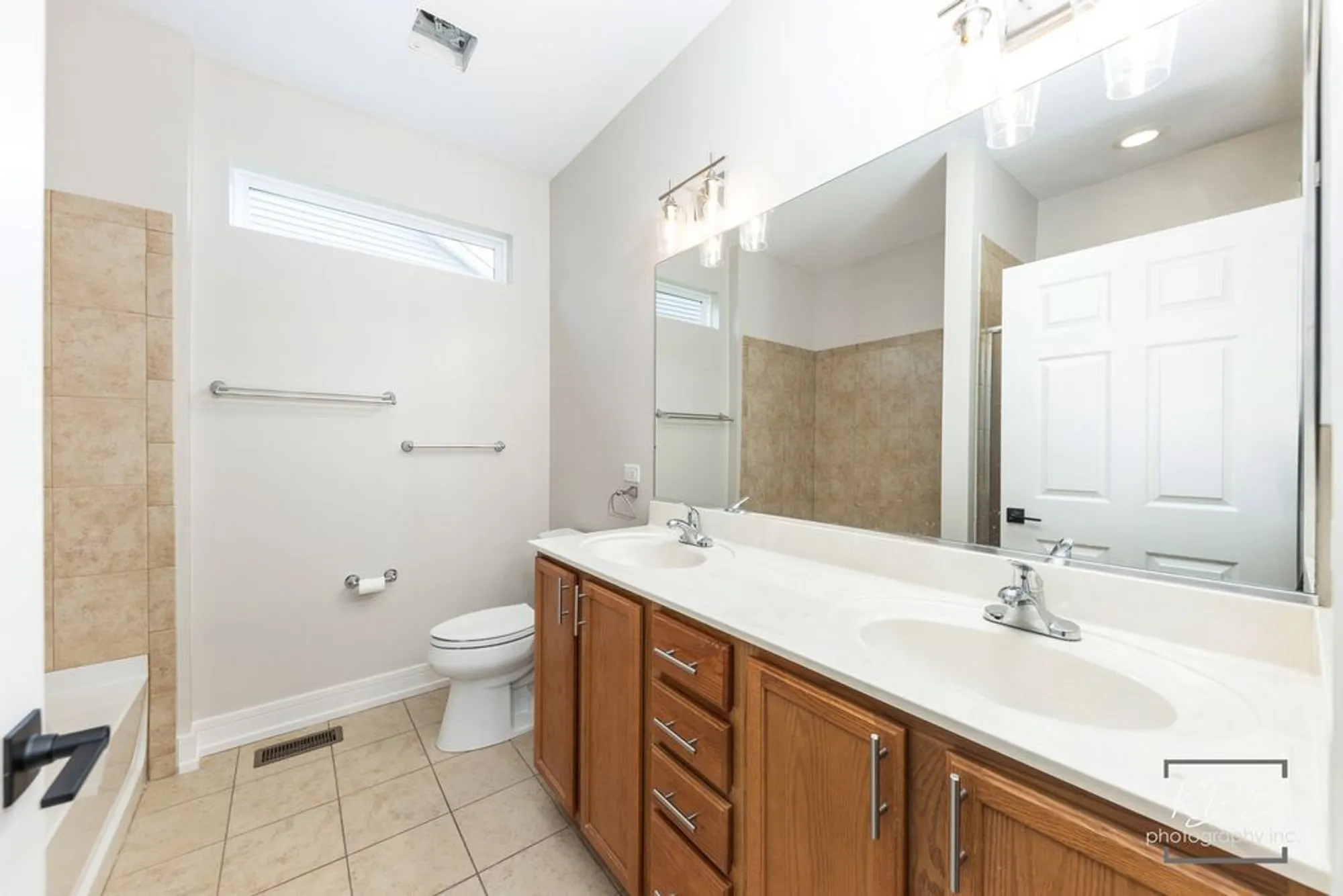 Property Slideshow image 19 of 33 | 2836 hillcrest cir, Naperville, IL, 60564