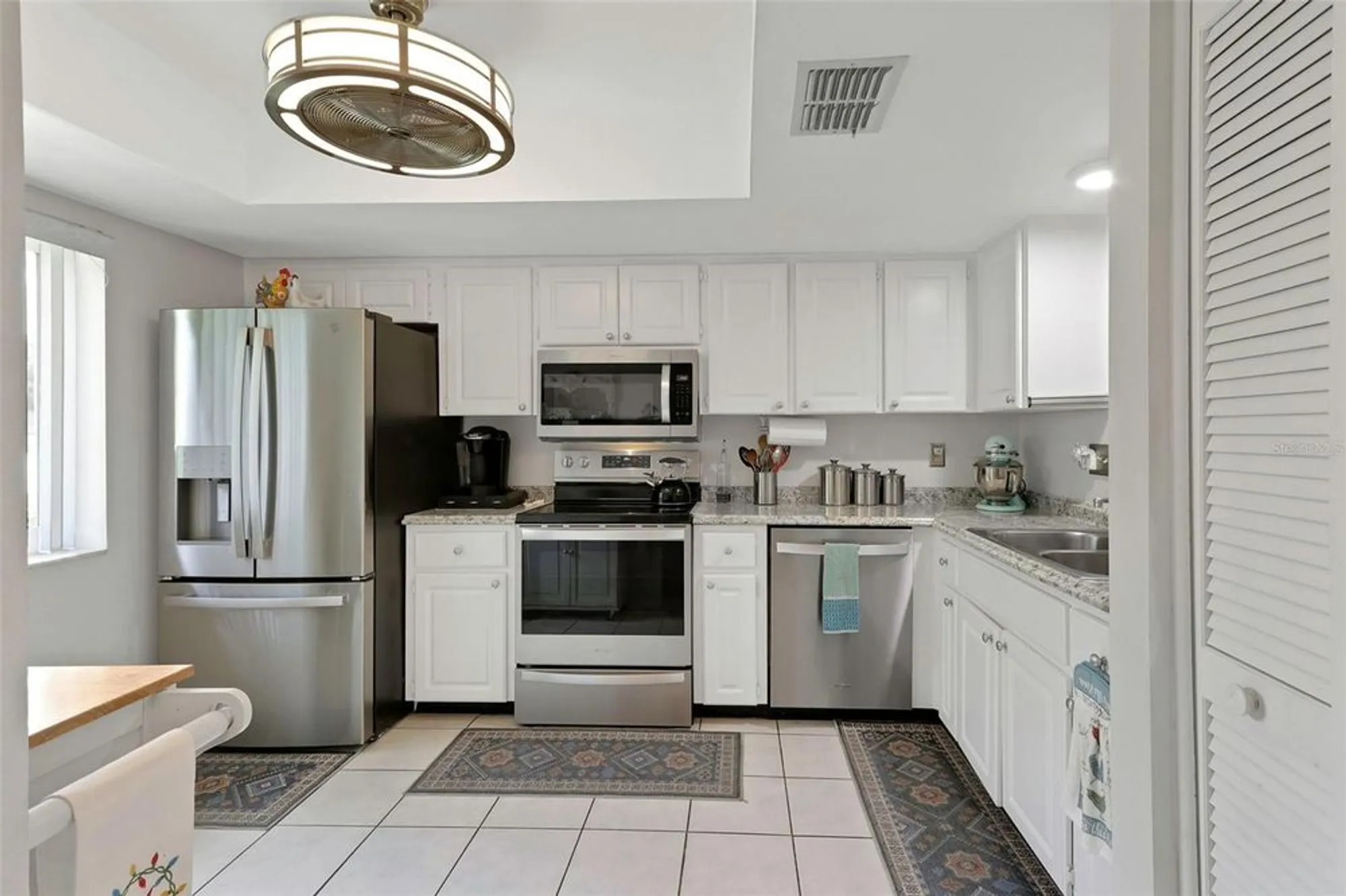 Property Slideshow image 13 of 37 | 1011 dunrobin dr b, Palm Harbor, FL, 34684