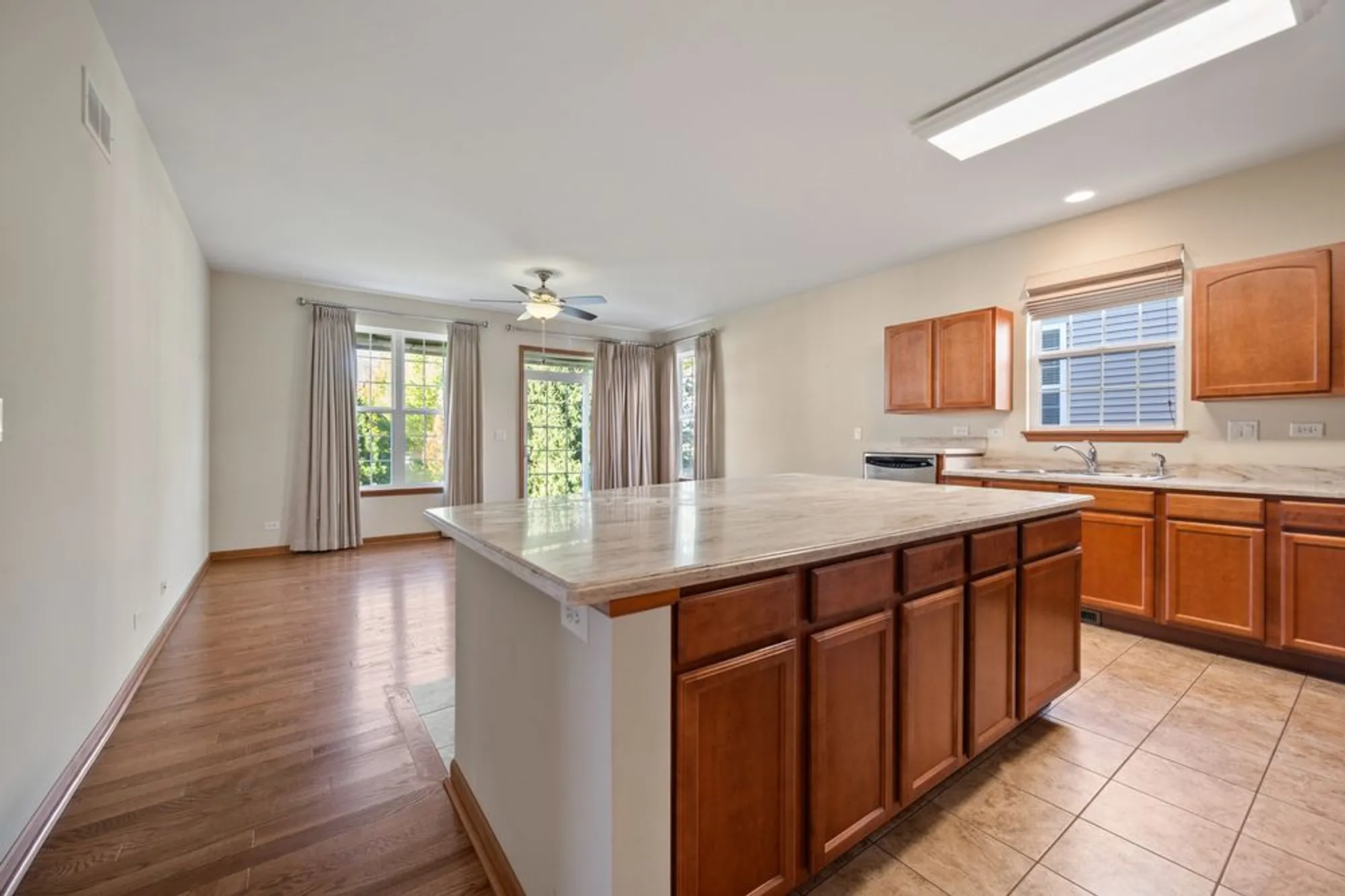 Property Slideshow image 9 of 30 | 1176 heathrow ln, Aurora, IL, 60502