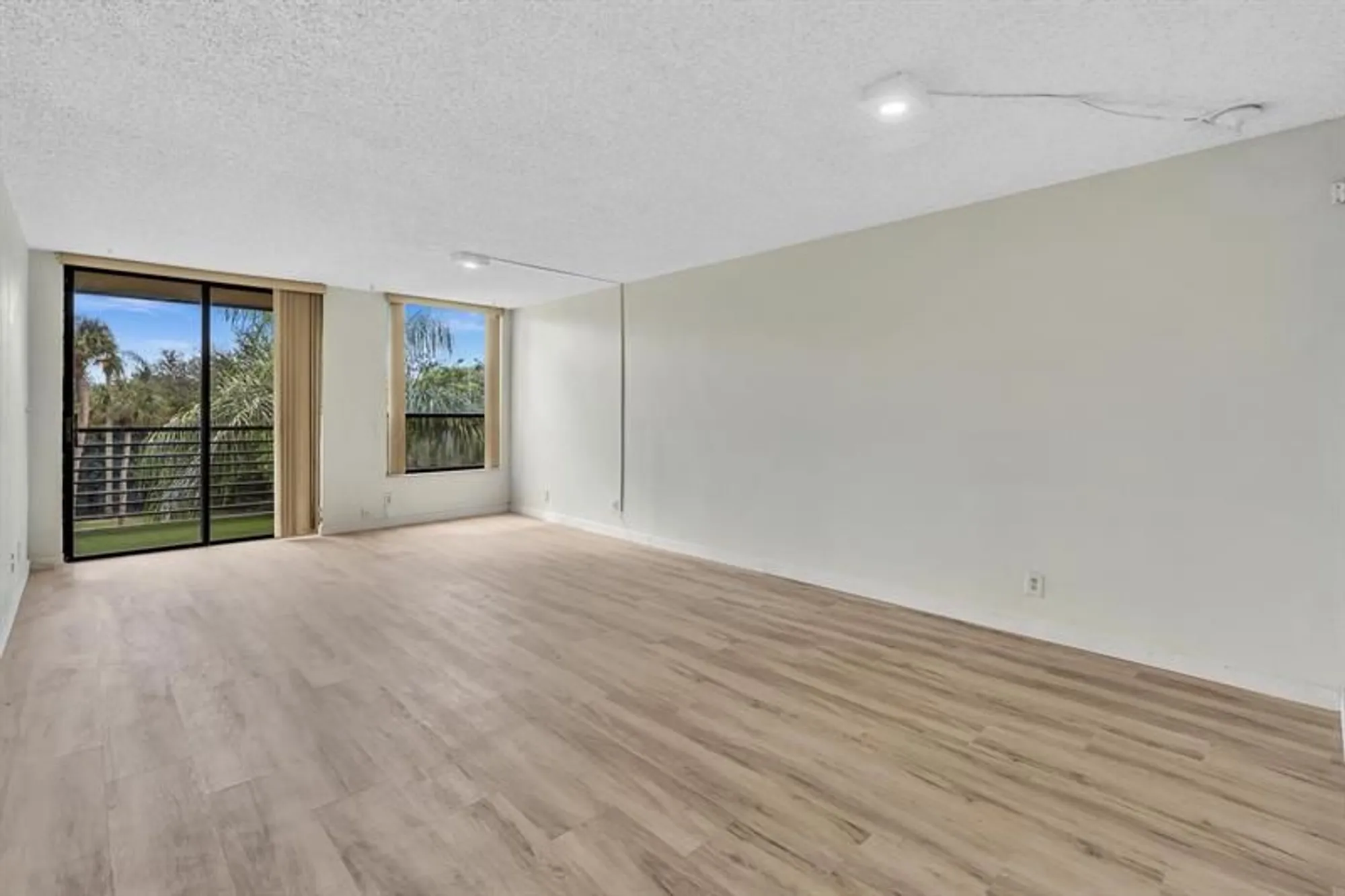 Property Slideshow image 12 of 48 | 6351 n university dr 324, Tamarac, FL, 33321