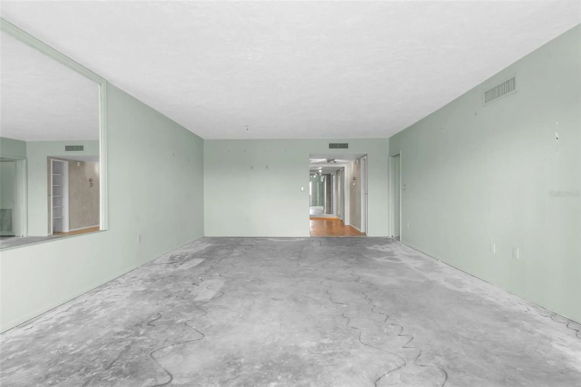 Property Slideshow image 7 of 23 | 7461 w country club dr 310, Sarasota, FL, 34243