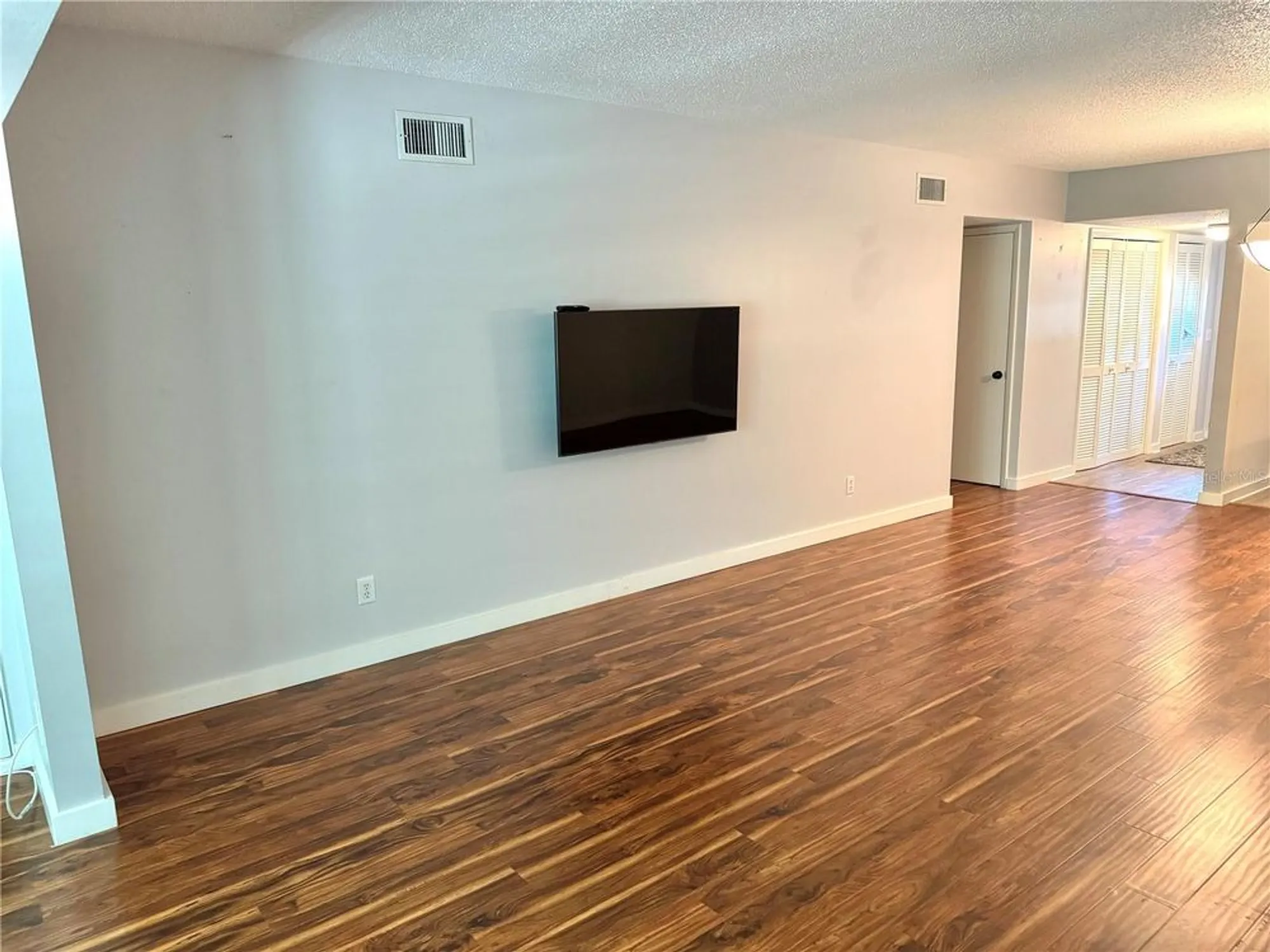 Property Slideshow image 15 of 37 | 2262 swedish dr 6, Clearwater, FL, 33763