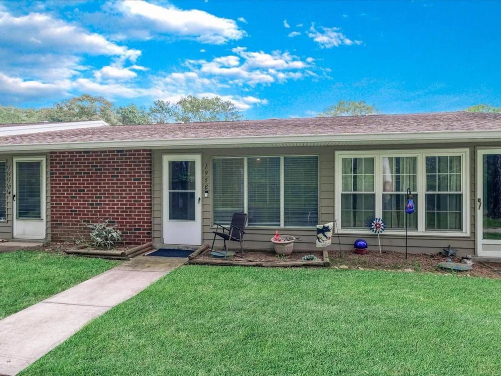 Property Slideshow image 1 of 25 | 195 e newcastle ct, Brookhaven, NY, 11961