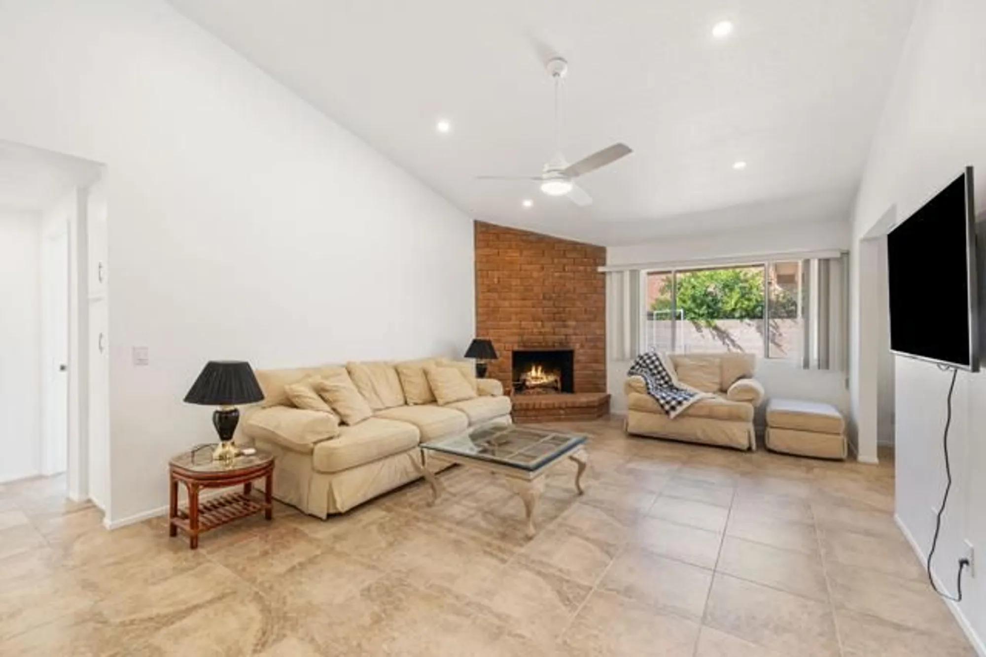 Property Slideshow image 5 of 40 | 2050 silver oak way, Hemet, CA, 92545