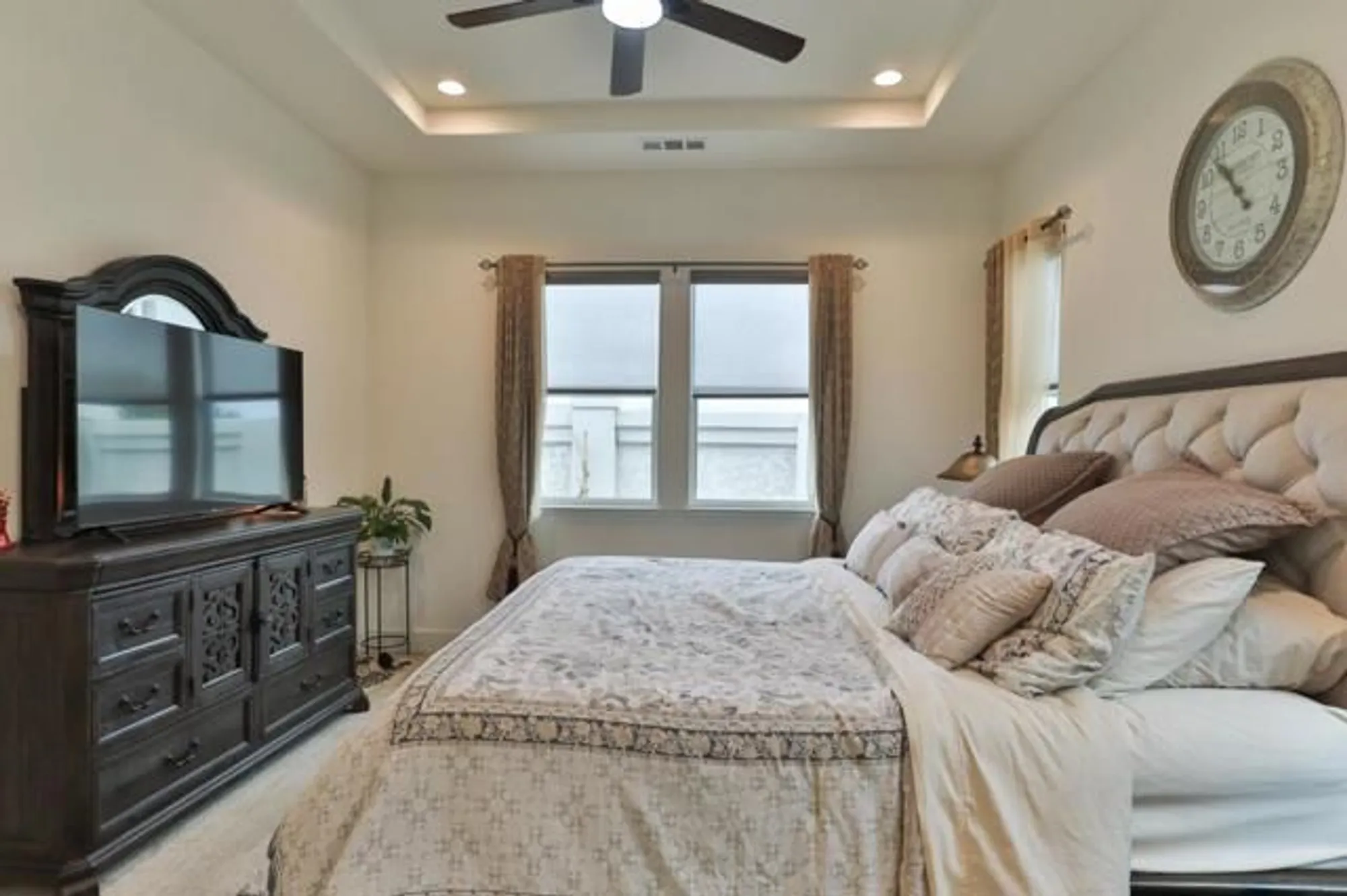 Property Slideshow image 18 of 52 | 2102 white oak dr, Hollister, CA, 95023