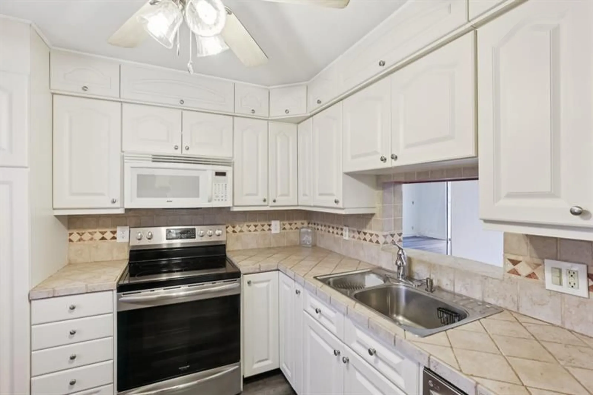 Property Slideshow image 12 of 39 | 1024 se 4th ave 204, Dania Beach, FL, 33004
