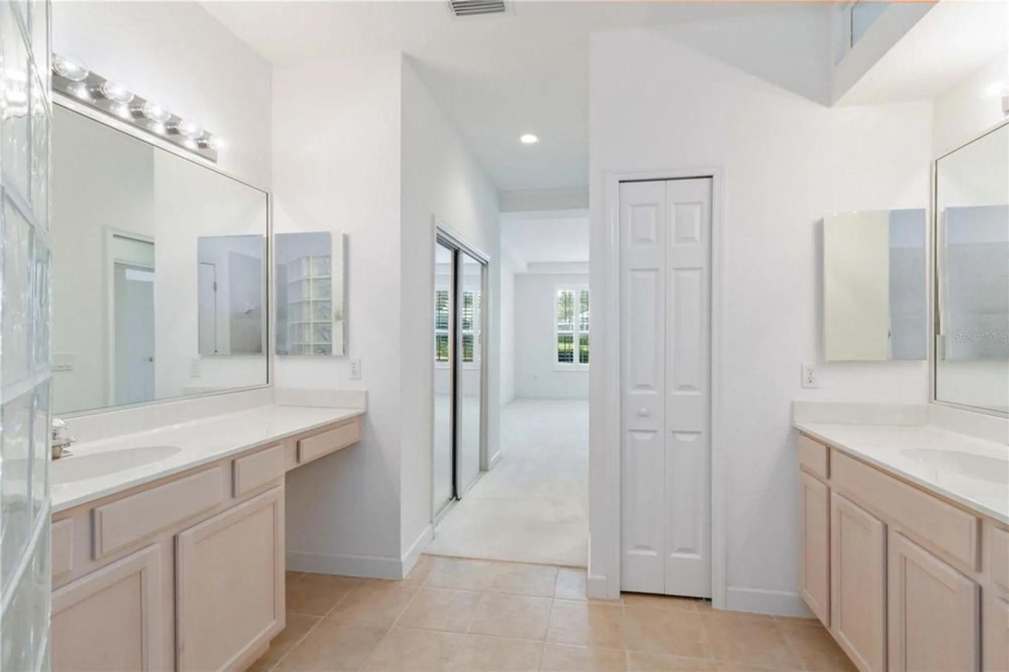 Property Slideshow image 25 of 51 | 4939 lakescene pl, Sarasota, FL, 34243