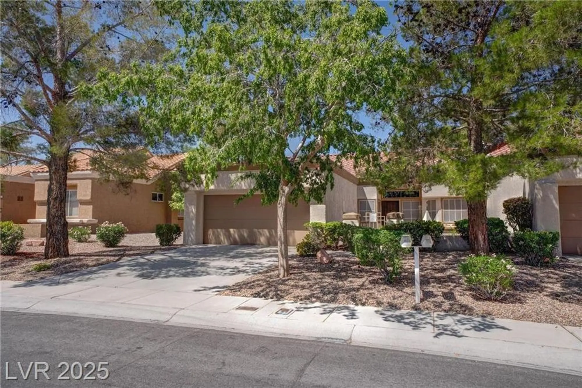 Property Slideshow image 4 of 42 | 2541 desert glen dr, Las Vegas, NV, 89134