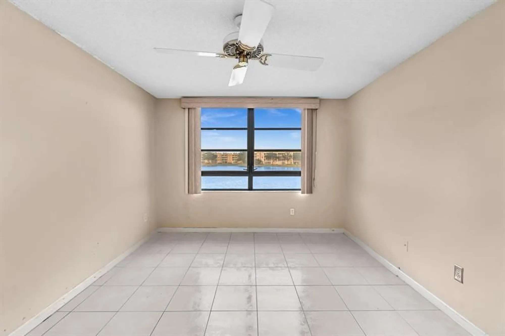 Property Slideshow image 24 of 82 | 10442 e clairmont cir 204, Tamarac, FL, 33321