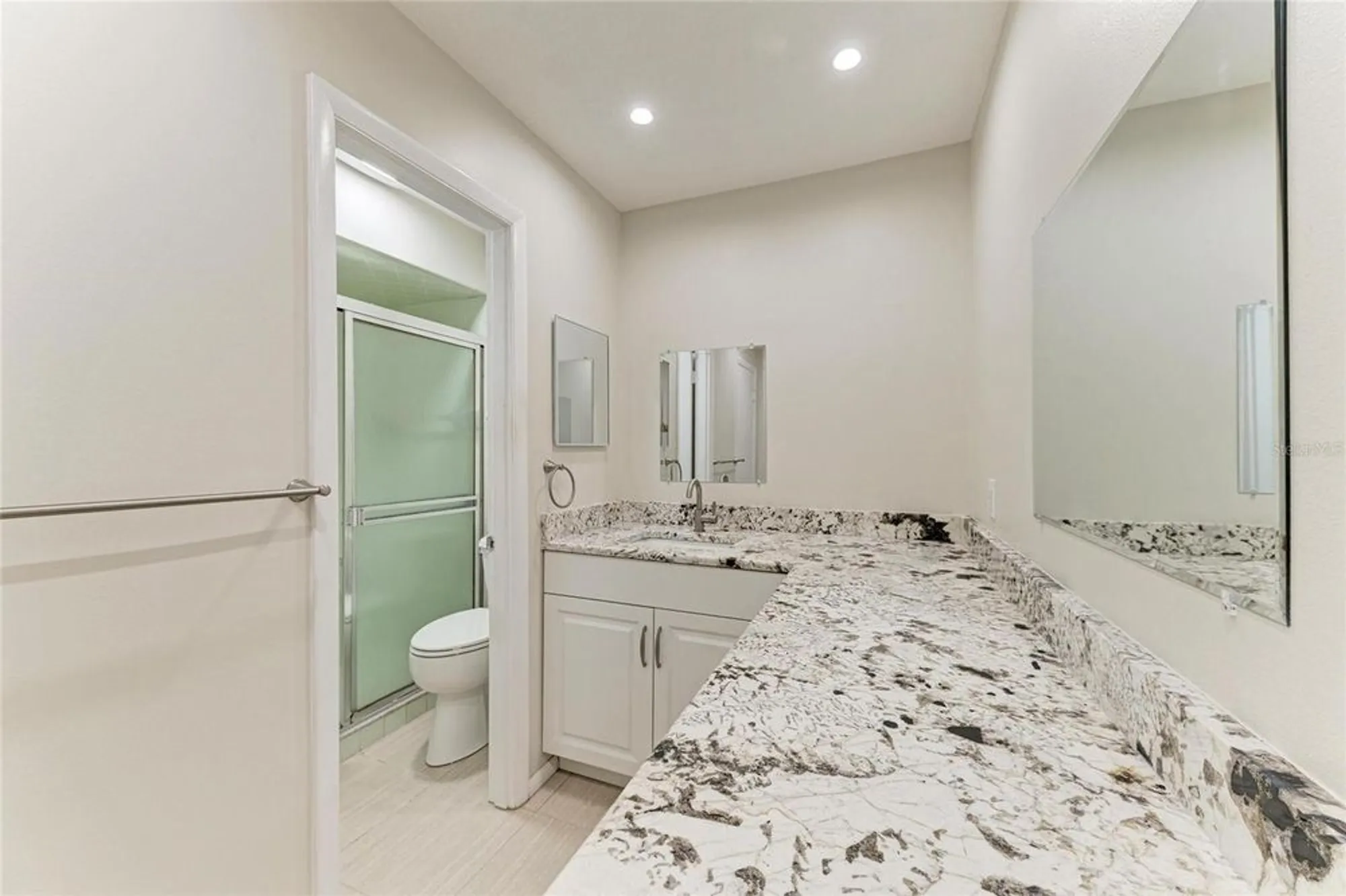 Property Slideshow image 23 of 34 | 2121 pueblo cir # v6, Sarasota, FL, 34231
