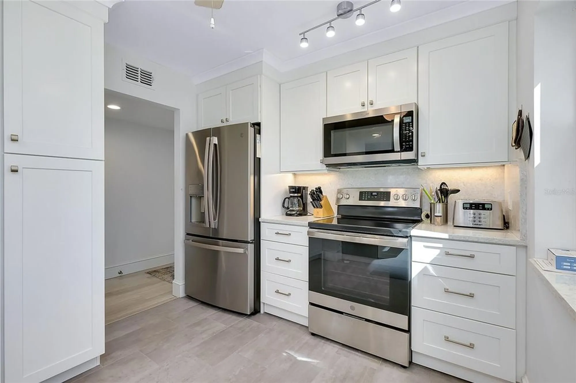 Property Slideshow image 8 of 68 | 433 cerromar ln 430, Venice, FL, 34293