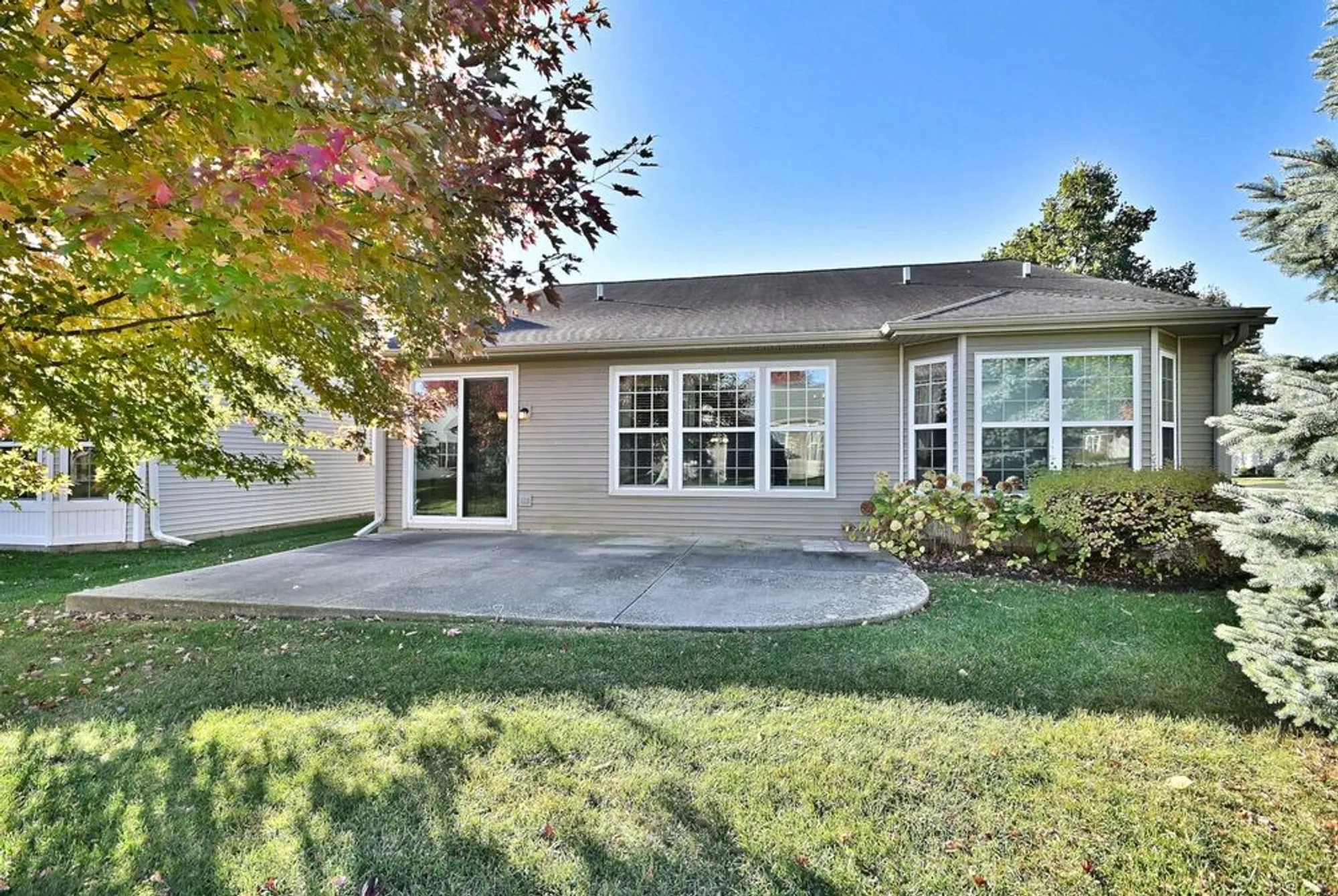 Property Slideshow image 4 of 36 | 2832 beacon point cir, Elgin, IL, 60124