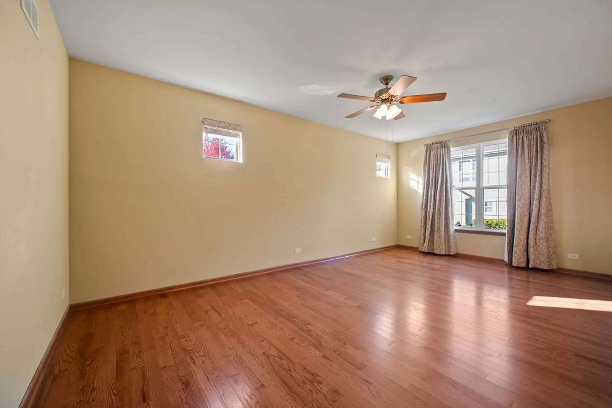 Property Slideshow image 13 of 30 | 1176 heathrow ln, Aurora, IL, 60502