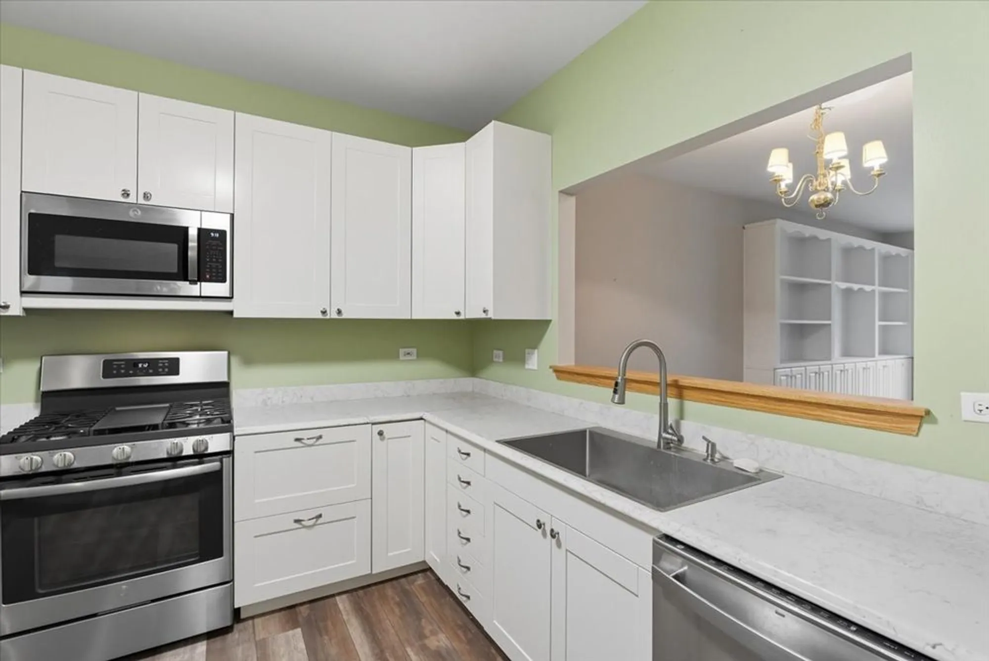 Property Slideshow image 5 of 25 | 2346 ashbrook ln, Grayslake, IL, 60030