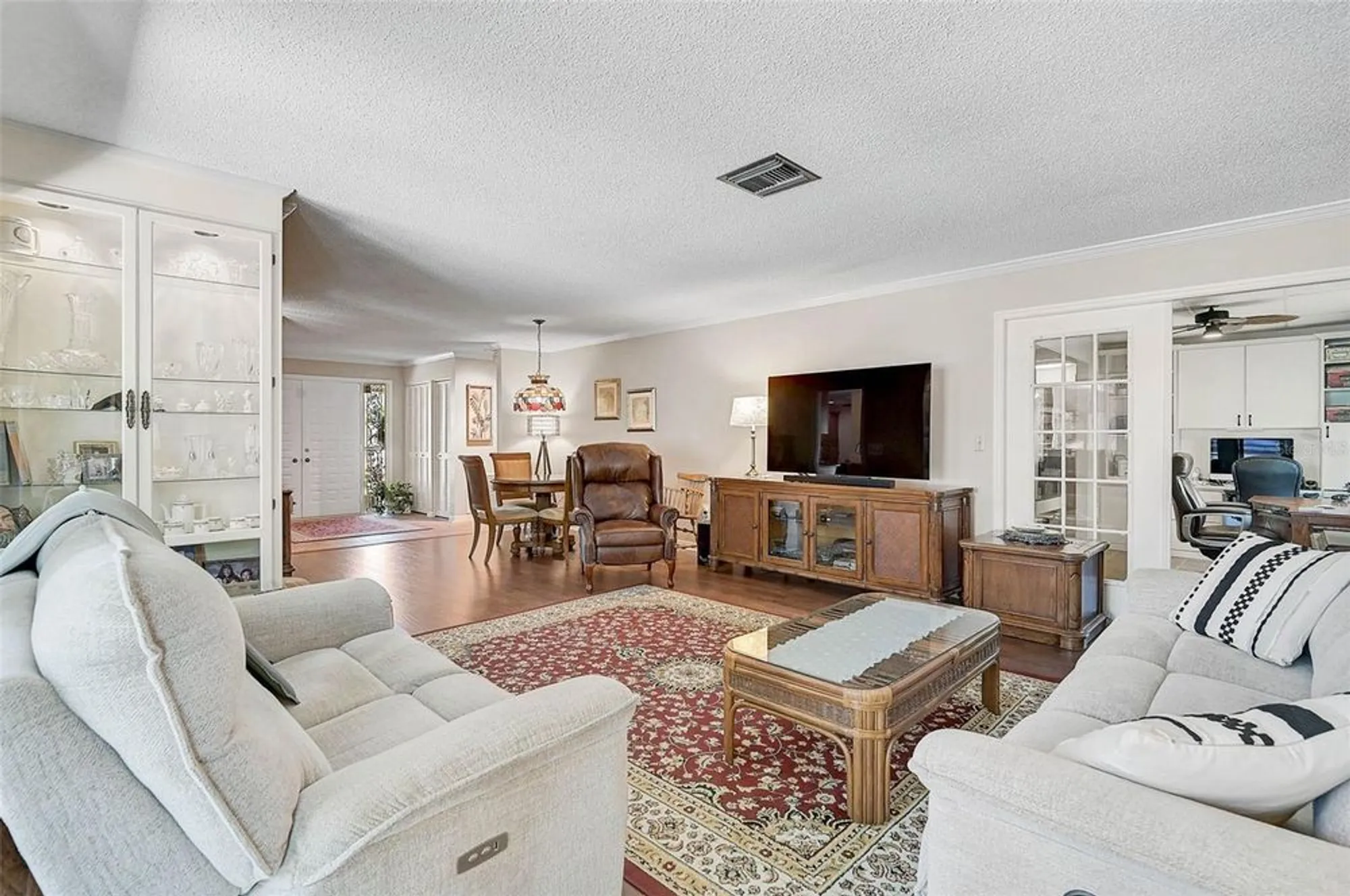 Property Slideshow image 12 of 61 | 3890 wilshire cir 27, Sarasota, FL, 34238