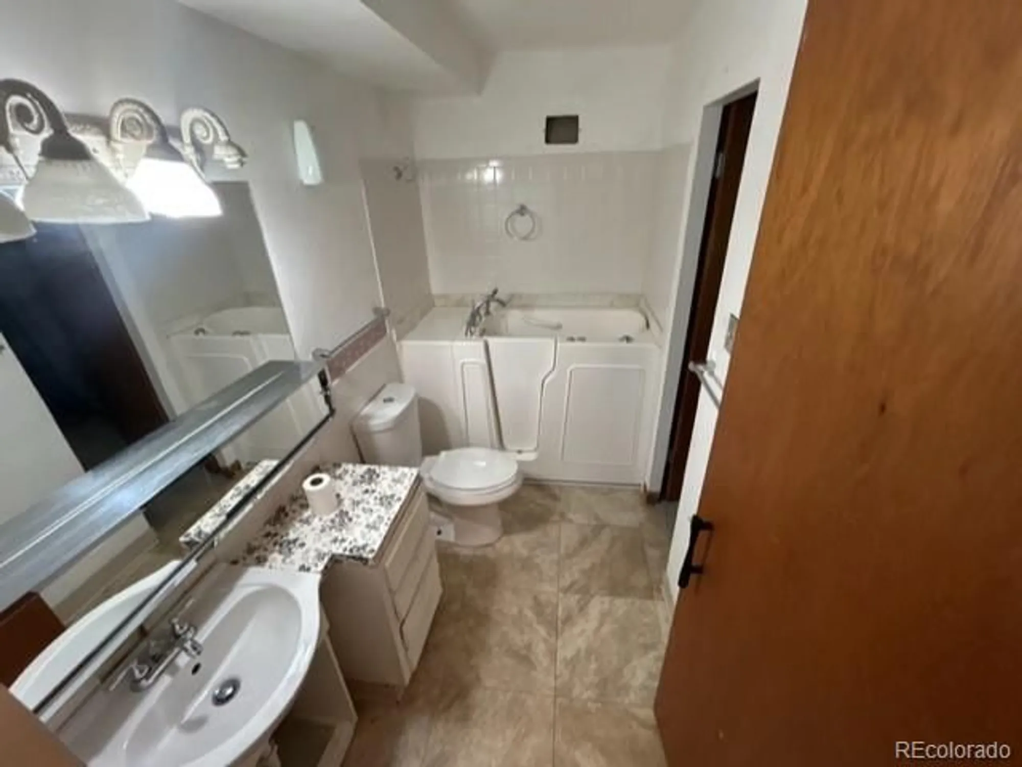 Property Slideshow image 6 of 13 | 610 s clinton st 8b, Denver, CO, 80247