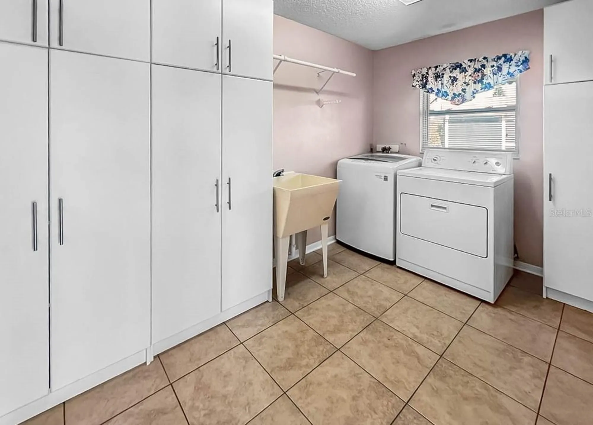 Property Slideshow image 15 of 24 | 910 bluewater dr, Sun City Center, FL, 33573