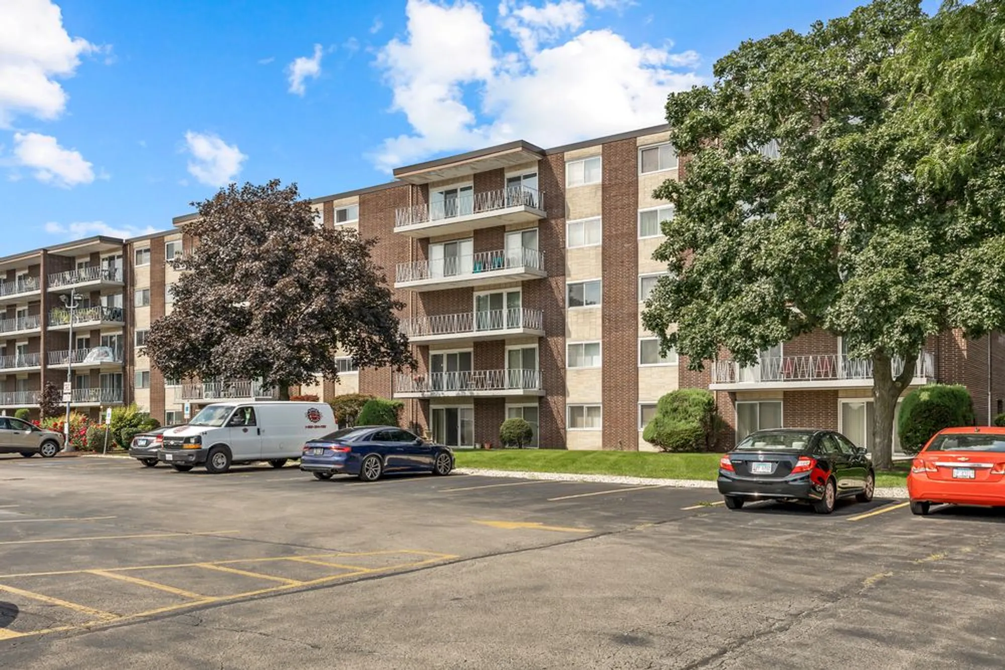 Property Slideshow image 18 of 19 | 2900 maple ave 17e, Downers Grove, IL, 60515