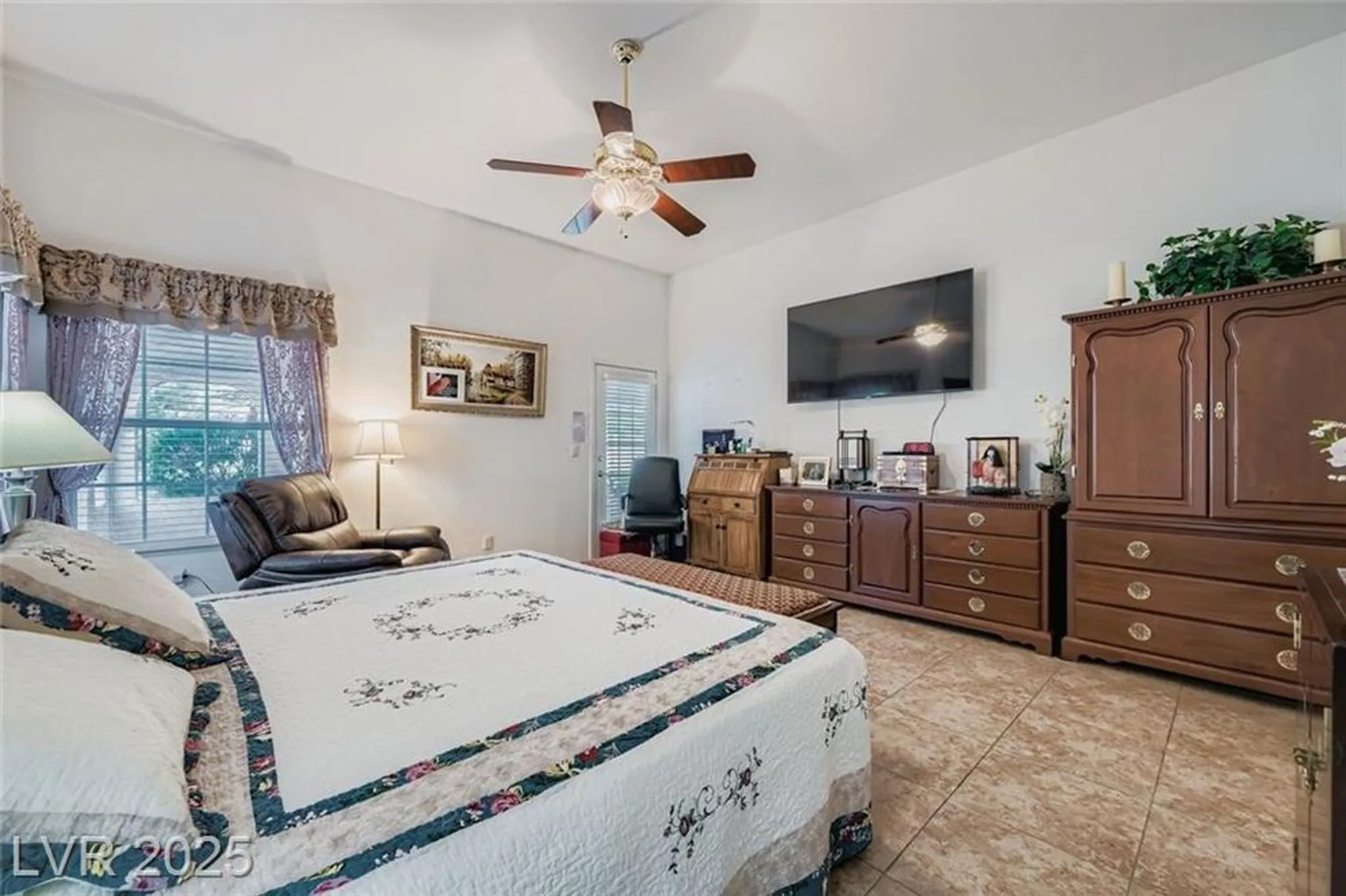 Property Slideshow image 16 of 49 | 5245 roca ln, Las Vegas, NV, 89130