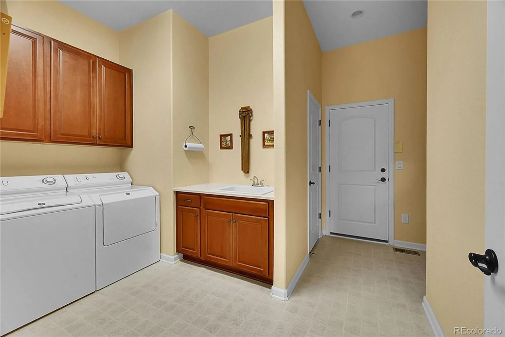 Property Slideshow image 29 of 40 | 22680 e eads cir, Aurora, CO, 80016