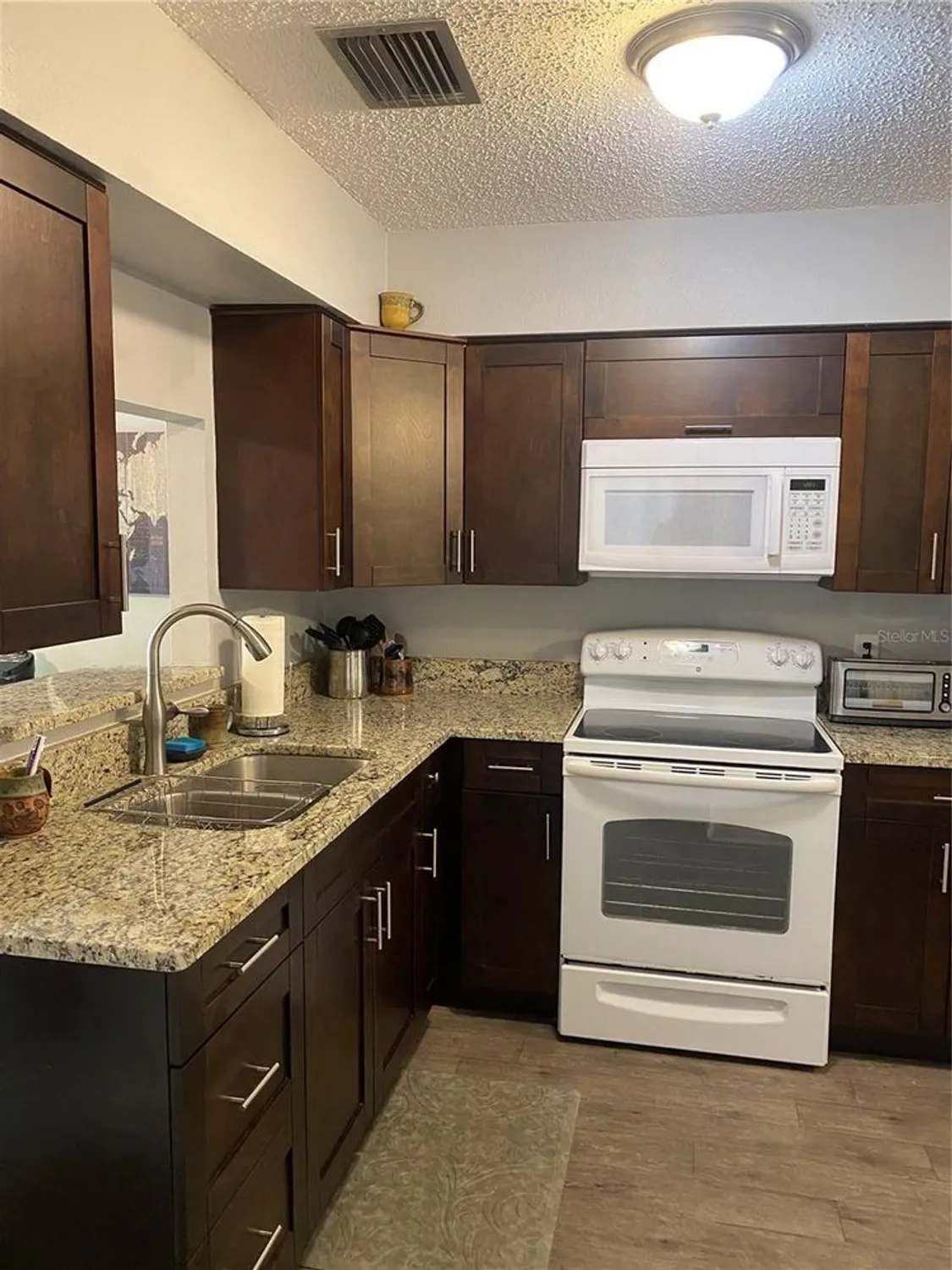 Property Slideshow image 14 of 38 | 832 cambridge ct, Dunedin, FL, 34698