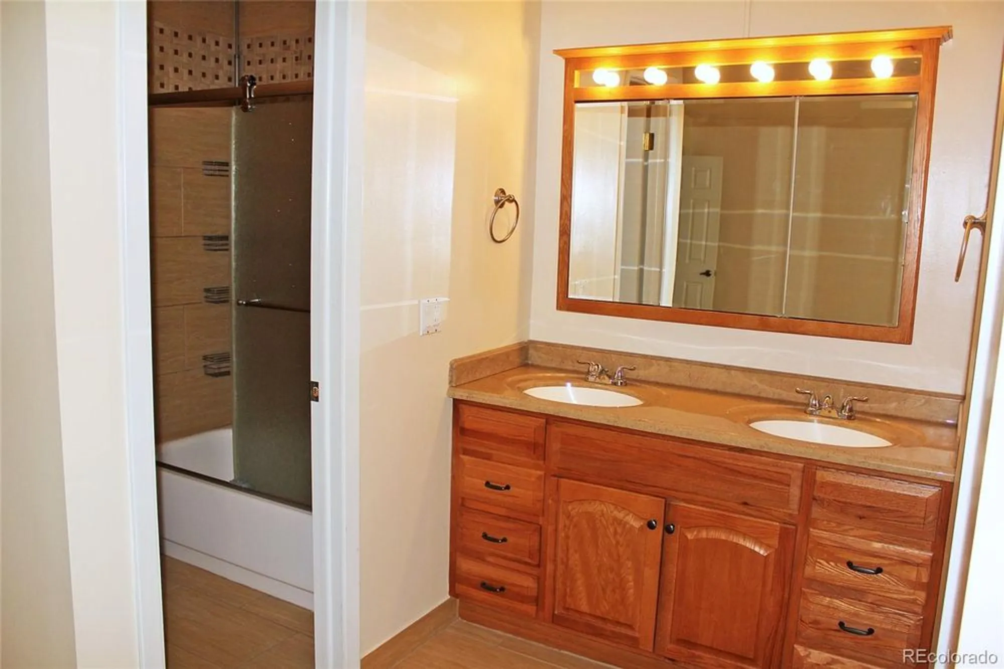 Property Slideshow image 13 of 35 | 2734 s heather gardens way, Aurora, CO, 80014