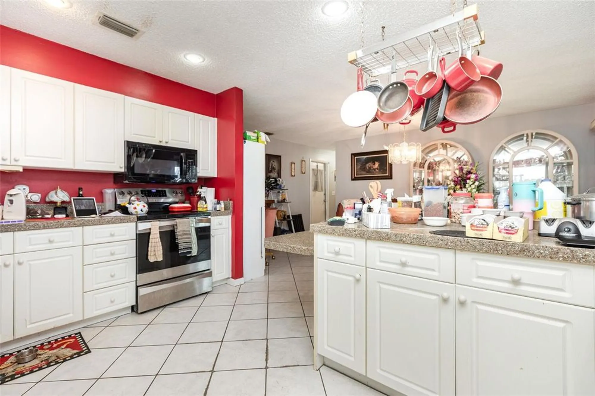 Property Slideshow image 10 of 48 | 305 cranston pl, Sun City Center, FL, 33573