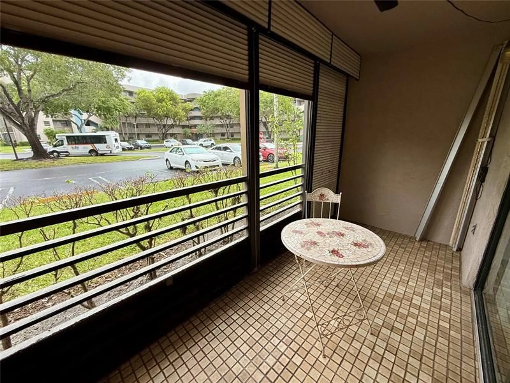 Property Slideshow image 13 of 23 | 900 colony point cir 121, Pembroke Pines, FL, 33026