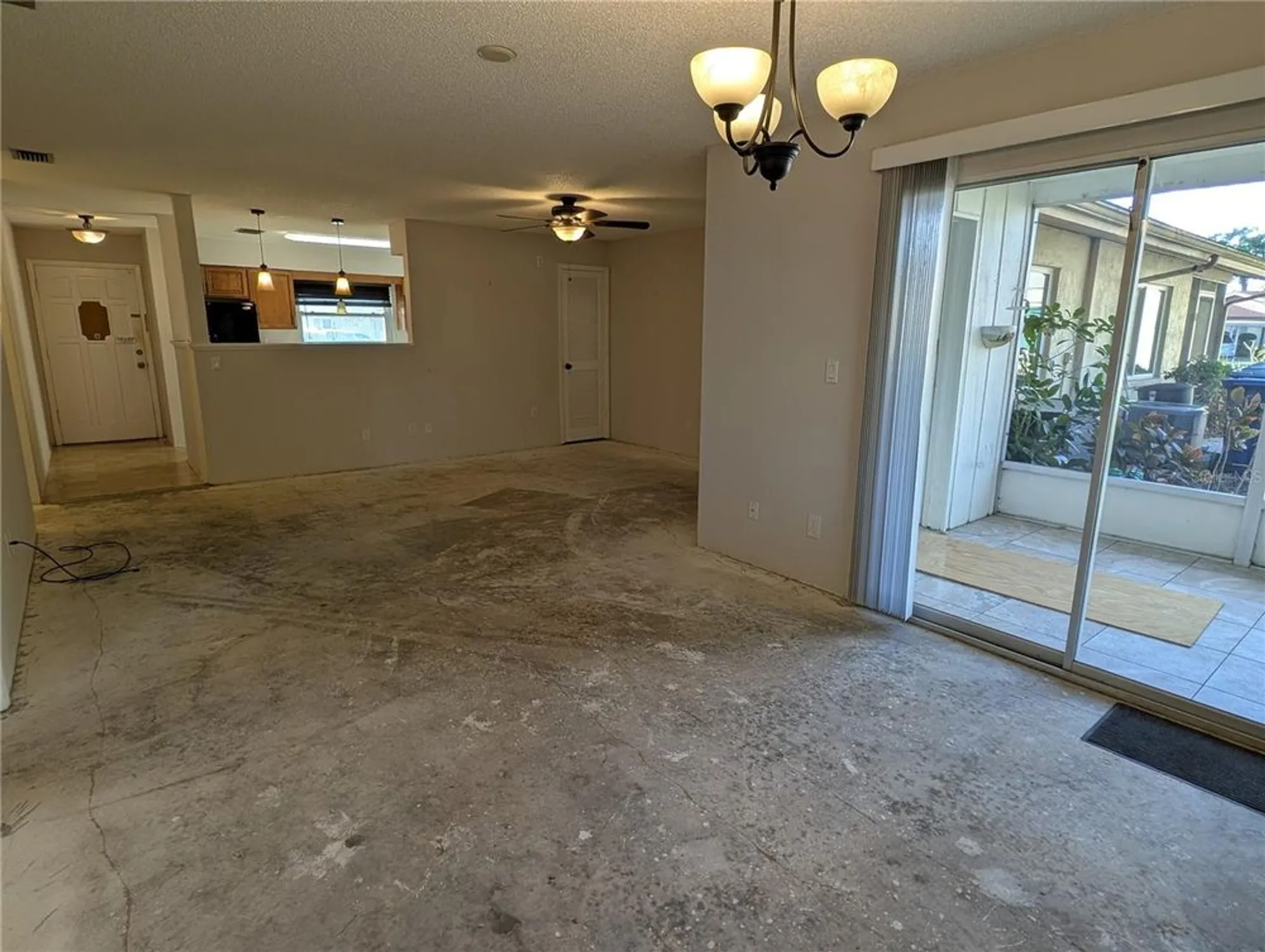 Property Slideshow image 5 of 16 | 4567 shoshone trl # 167, Sarasota, FL, 34233