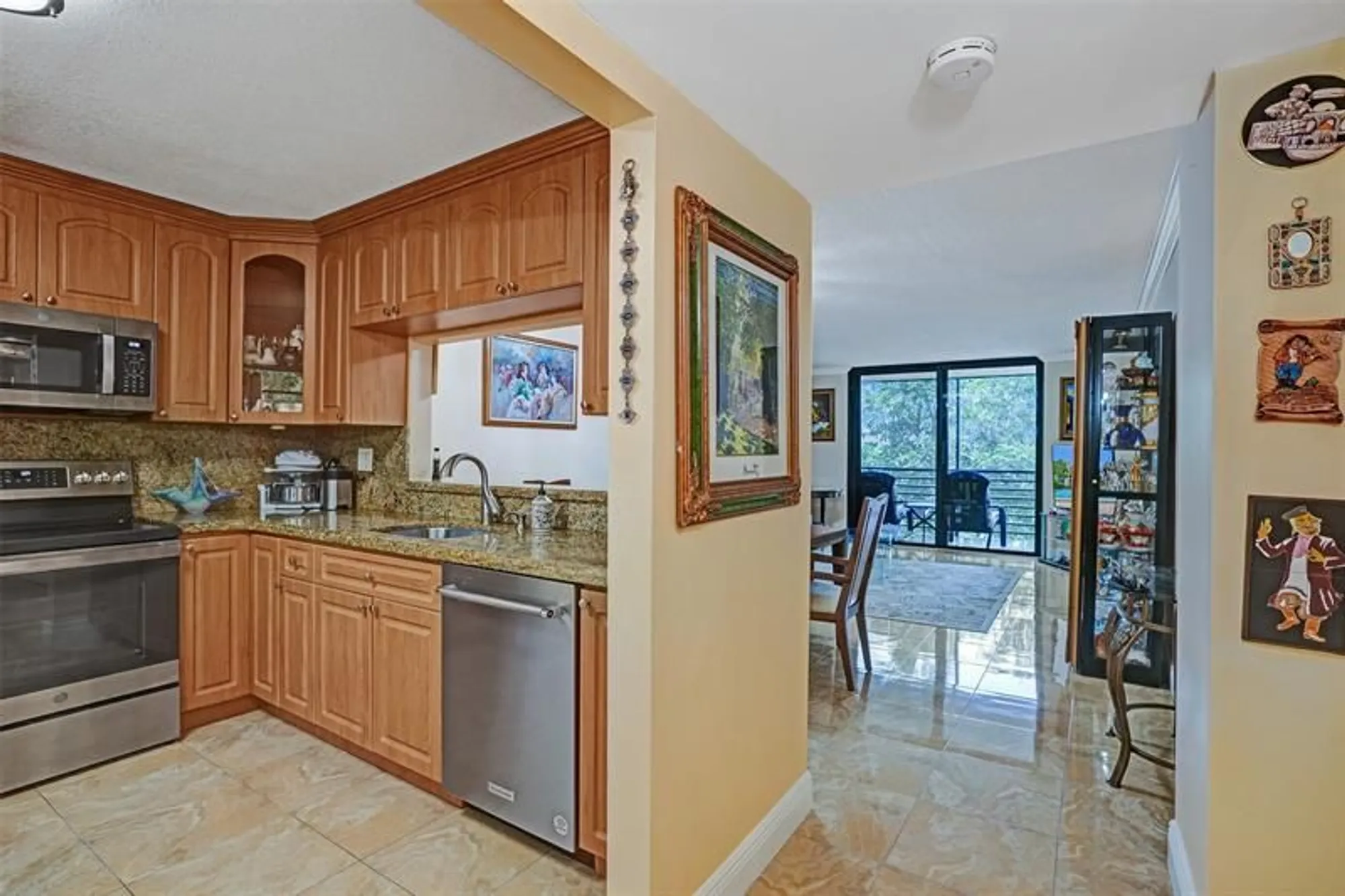 Property Slideshow image 5 of 48 | 1101 colony point cir 403, Pembroke Pines, FL, 33026