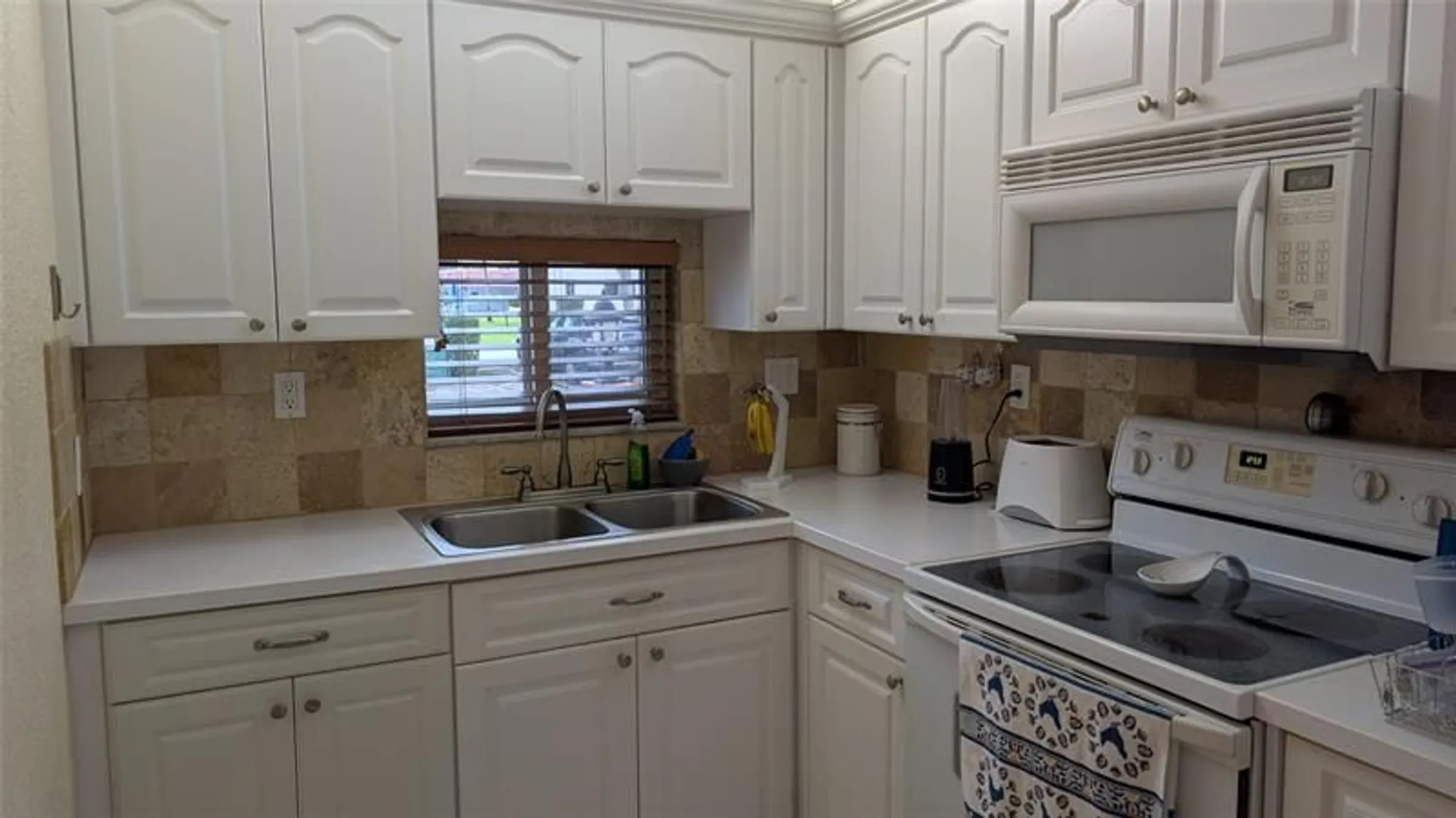 Property Slideshow image 4 of 9 | 9300 n hollybrook lake dr apt 106, Pembroke Pines, FL, 33025