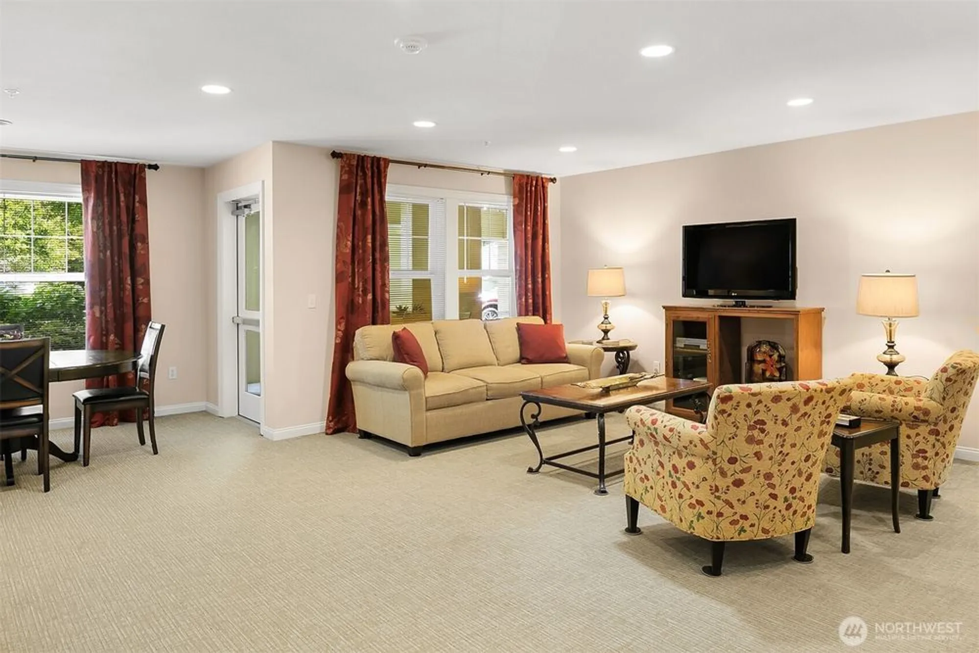 Property Slideshow image 24 of 34 | 4109 224th ln 213, Issaquah, WA, 98029