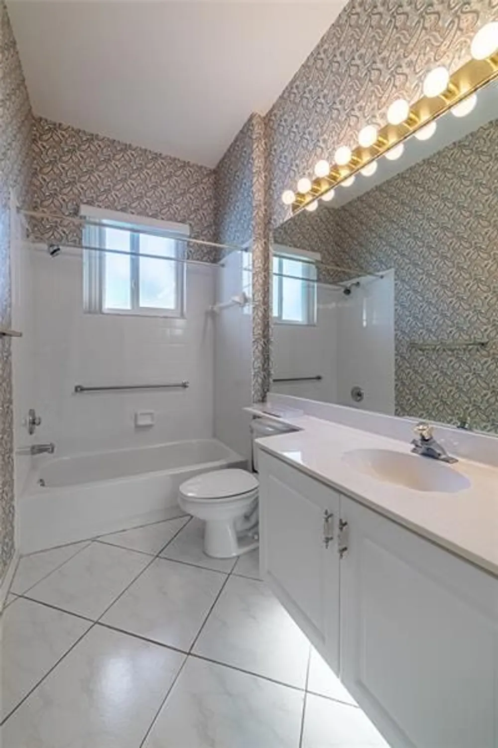 Property Slideshow image 20 of 39 | 10152 lombardy dr # 10152, Tamarac, FL, 33321