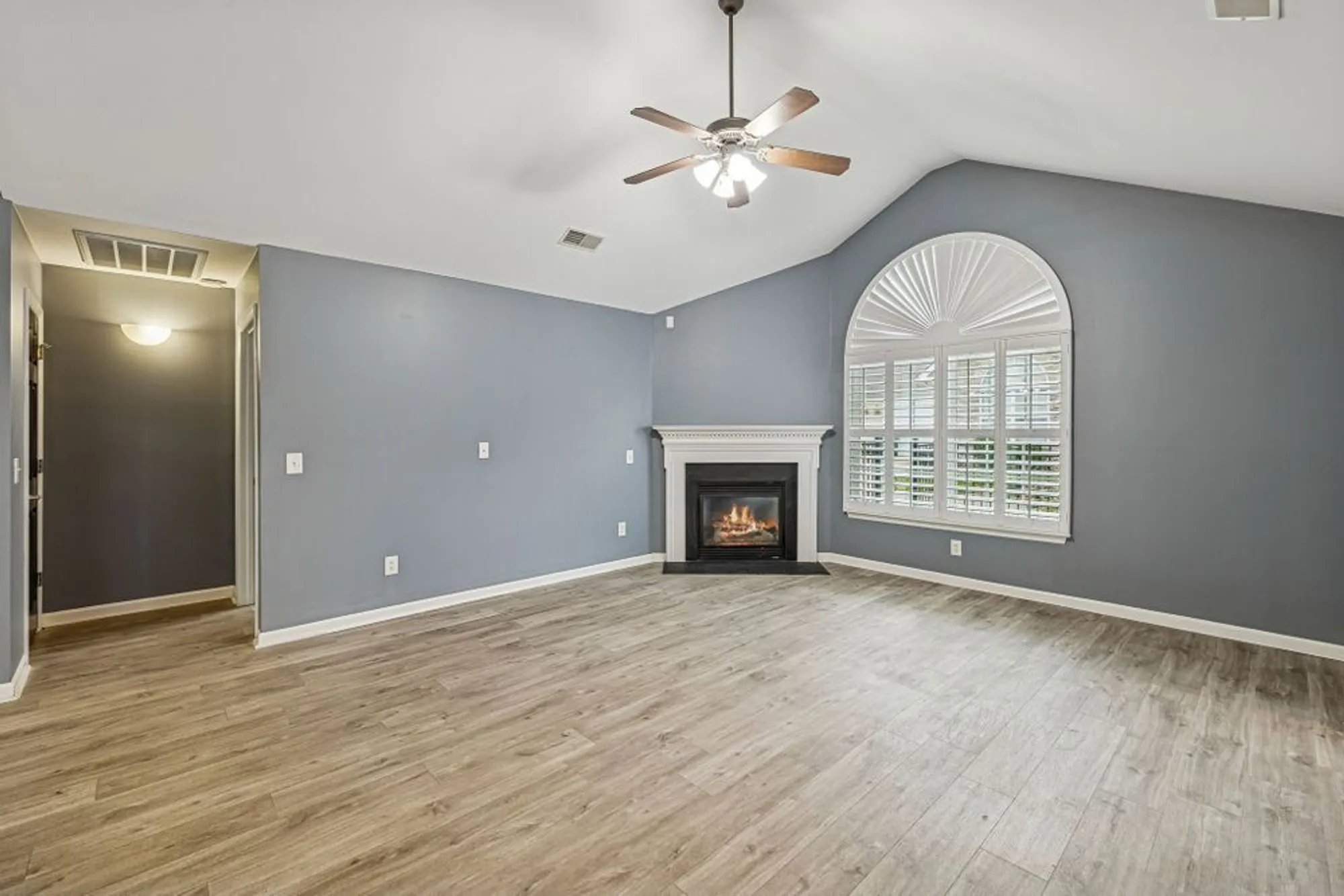 Property Slideshow image 6 of 39 | 825 s browns ln 2102, Gallatin, TN, 37066