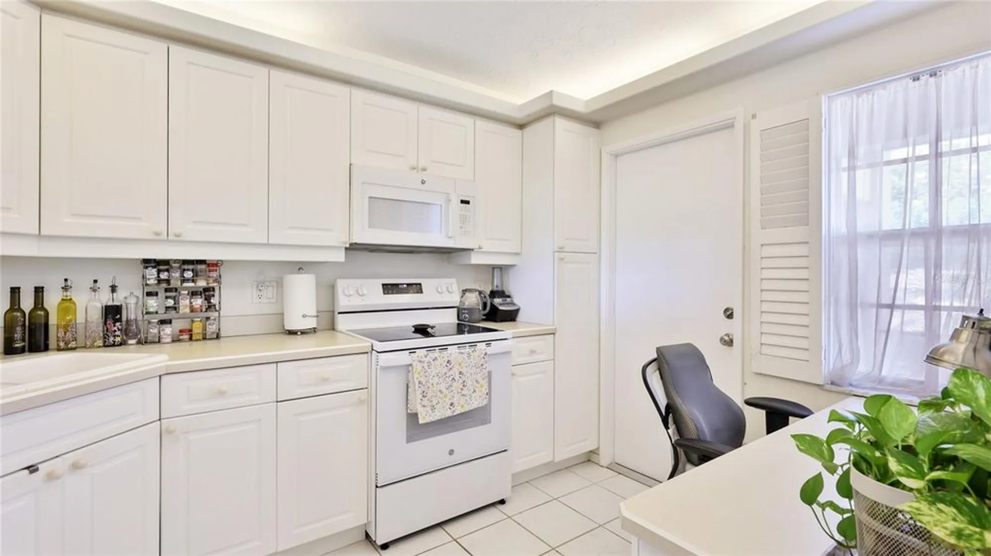 Property Slideshow image 6 of 23 | 7461 w country club dr 206, Sarasota, FL, 34243