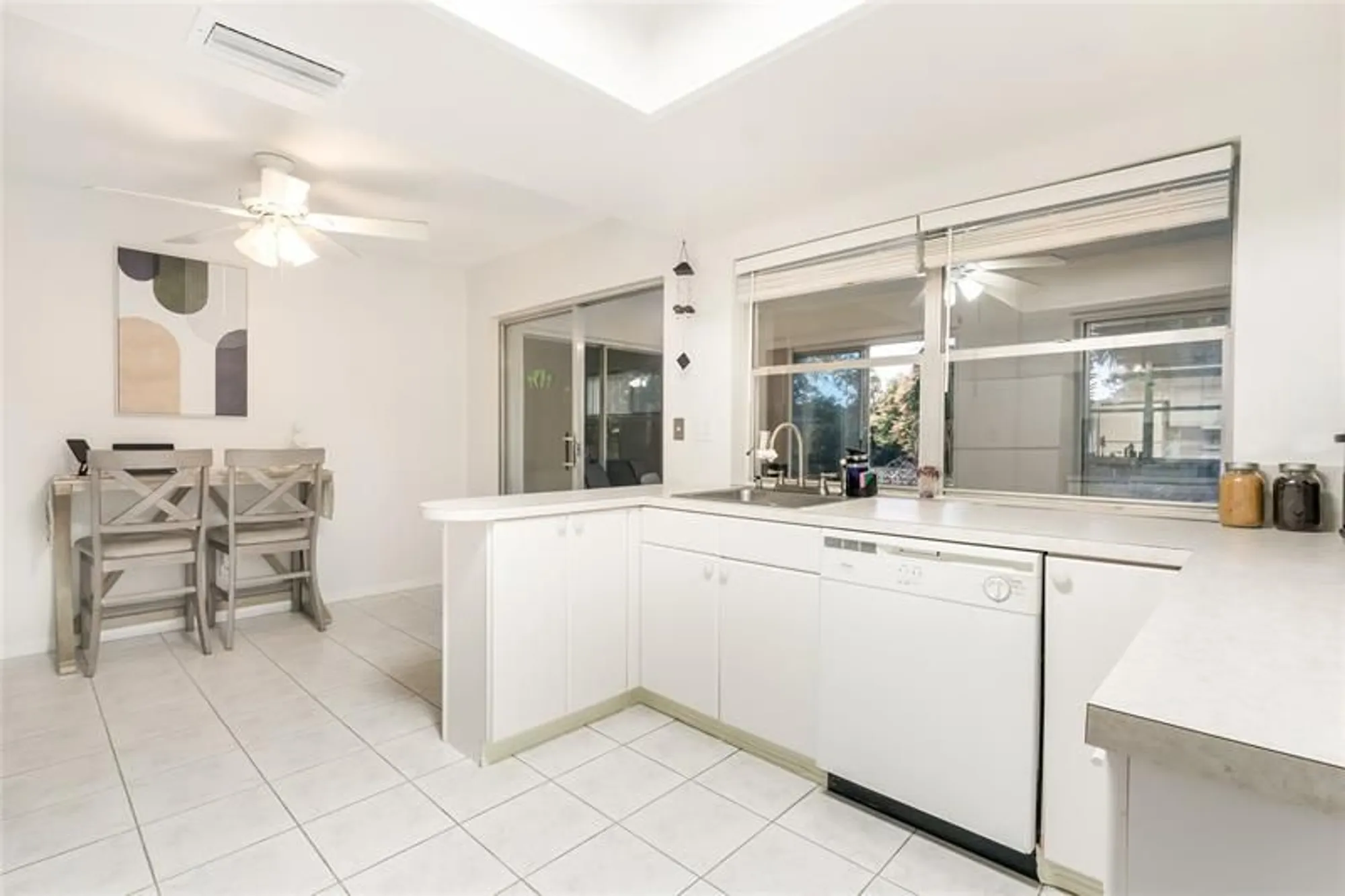 Property Slideshow image 6 of 35 | 985 nw 69th ave, Margate, FL, 33063