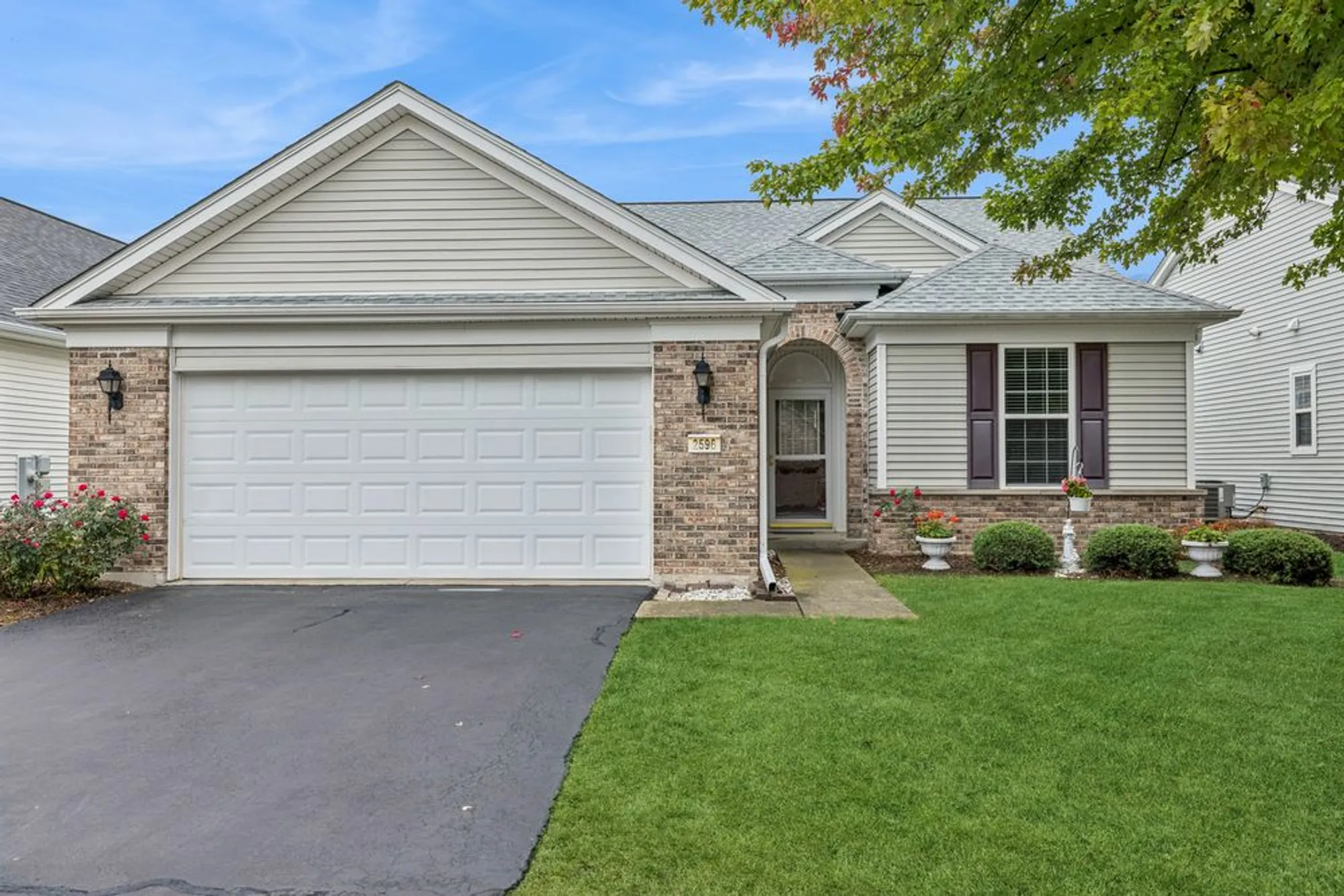 Property Slideshow image 1 of 20 | 2596 venetian ln, Elgin, IL, 60124