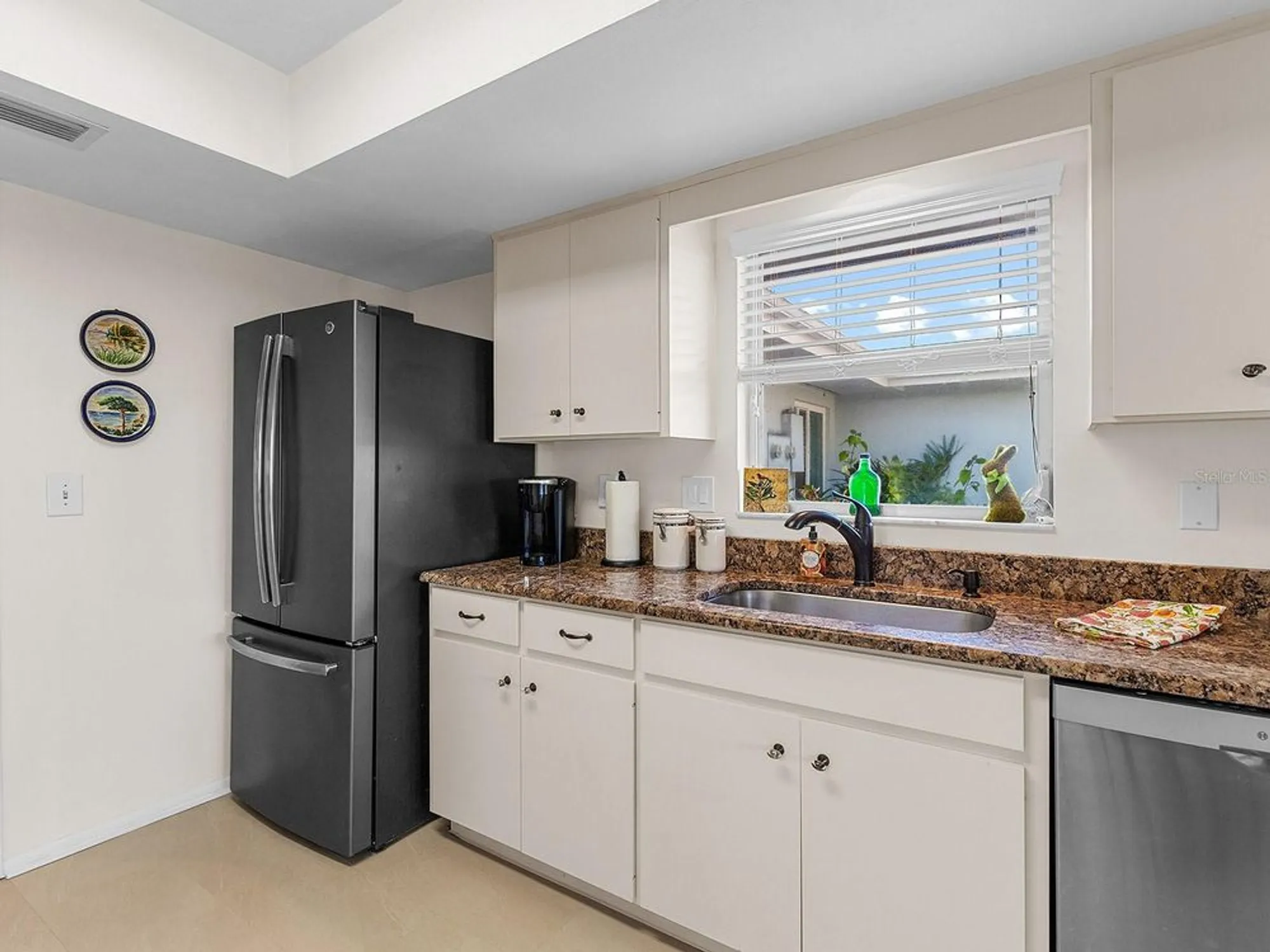 Property Slideshow image 9 of 32 | 3761 somerville dr # 1518, Sarasota, FL, 34232
