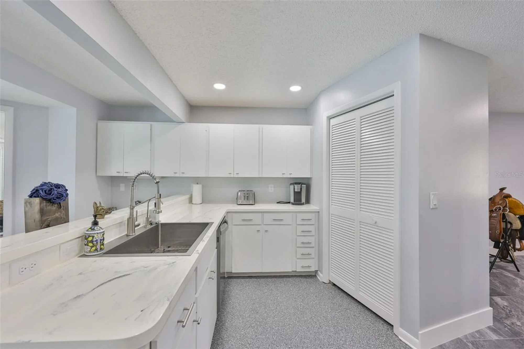 Property Slideshow image 23 of 63 | 2022 east view dr, Sun City Center, FL, 33573