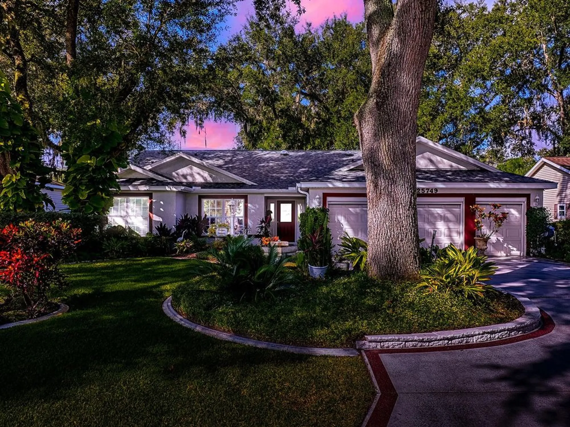 Property Slideshow image 5 of 62 | 25749 whisper oaks rd, Leesburg, FL, 34748