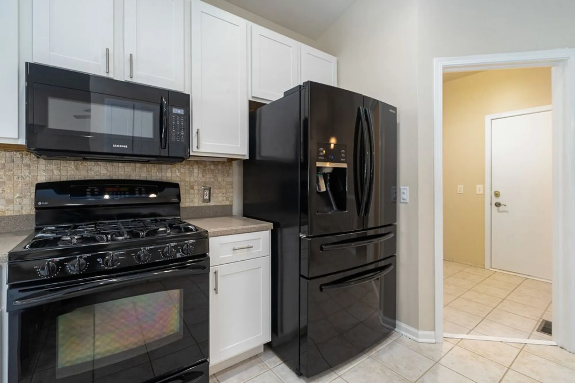Property Slideshow image 6 of 39 | 1611 benzie cir, Romeoville, IL, 60446