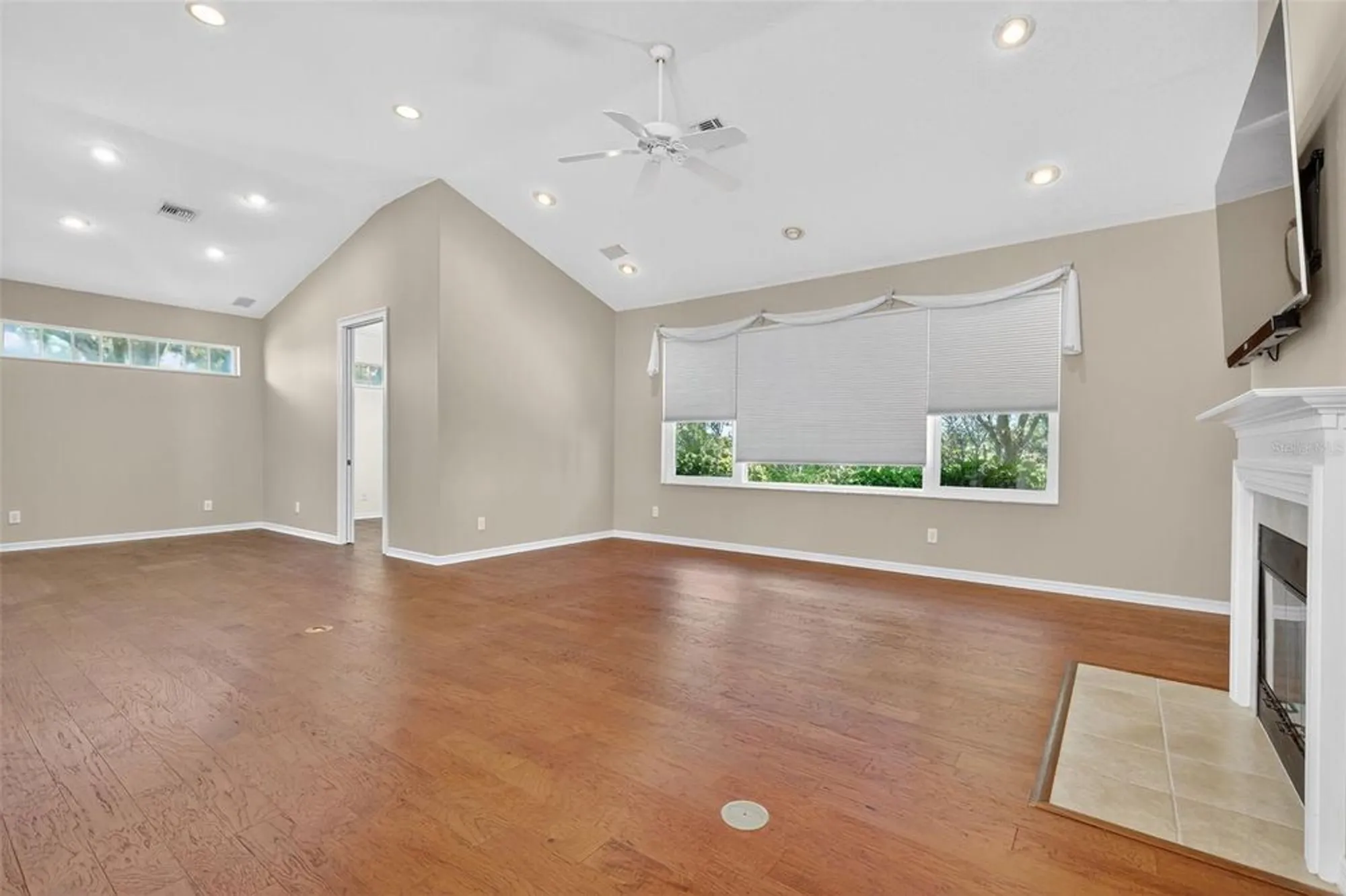 Property Slideshow image 10 of 66 | 21607 regency park ln, Leesburg, FL, 34748